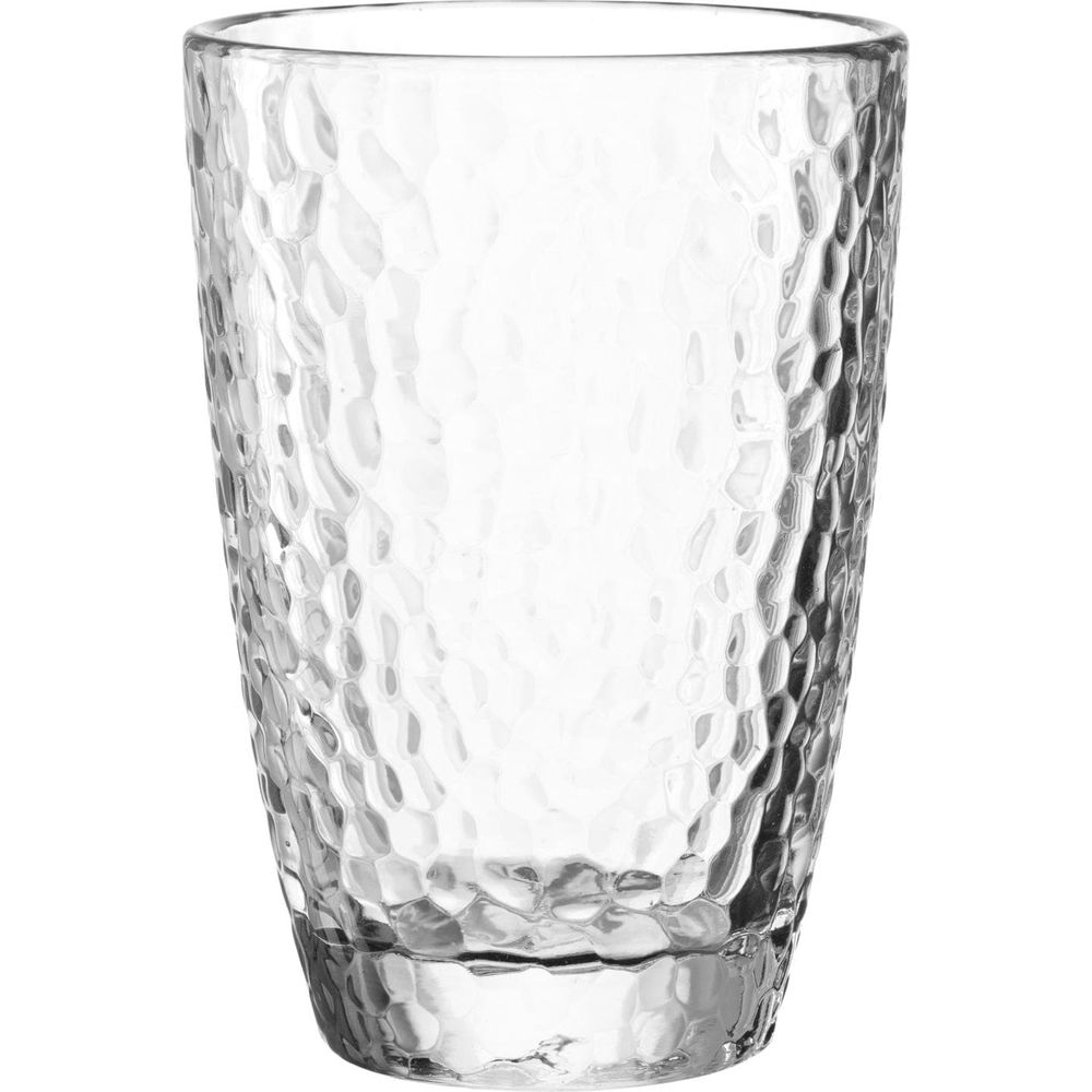 Ein durchsichtiges Glas mit Hammerschlag-Textur auf weißem Hintergrund.