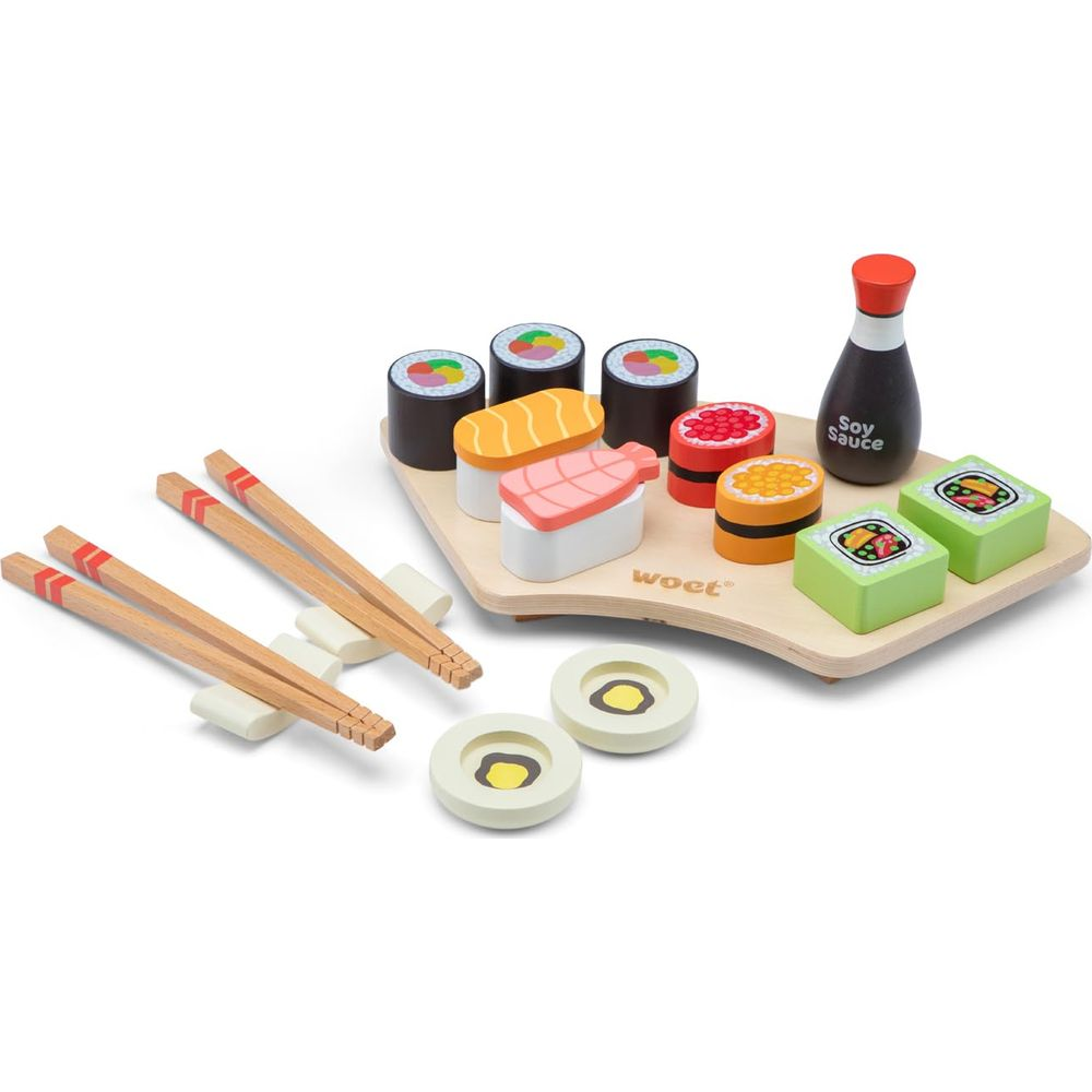 Holzspielzeug-Sushi auf einem Tablett mit Sojasaucenflasche und Stäbchen.