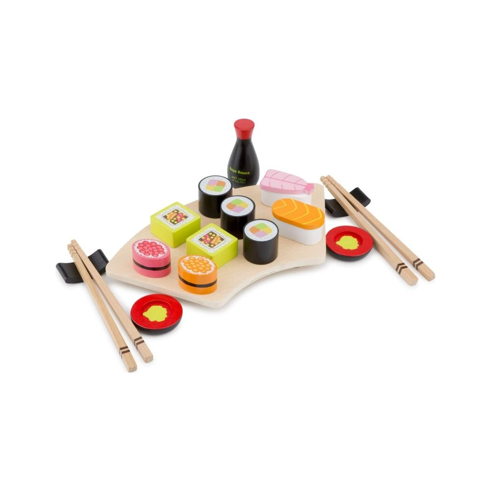 Holz-Sushi-Set mit Sojasaucenflasche, Stäbchen und verschiedenen Sushi-Stücken auf einem Holztablett.