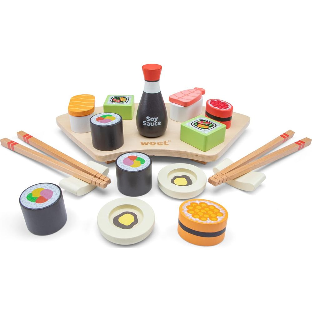 Holzspielzeug-Sushi-Set mit Sojasaucenflasche und Stäbchen auf einem Holztablett.