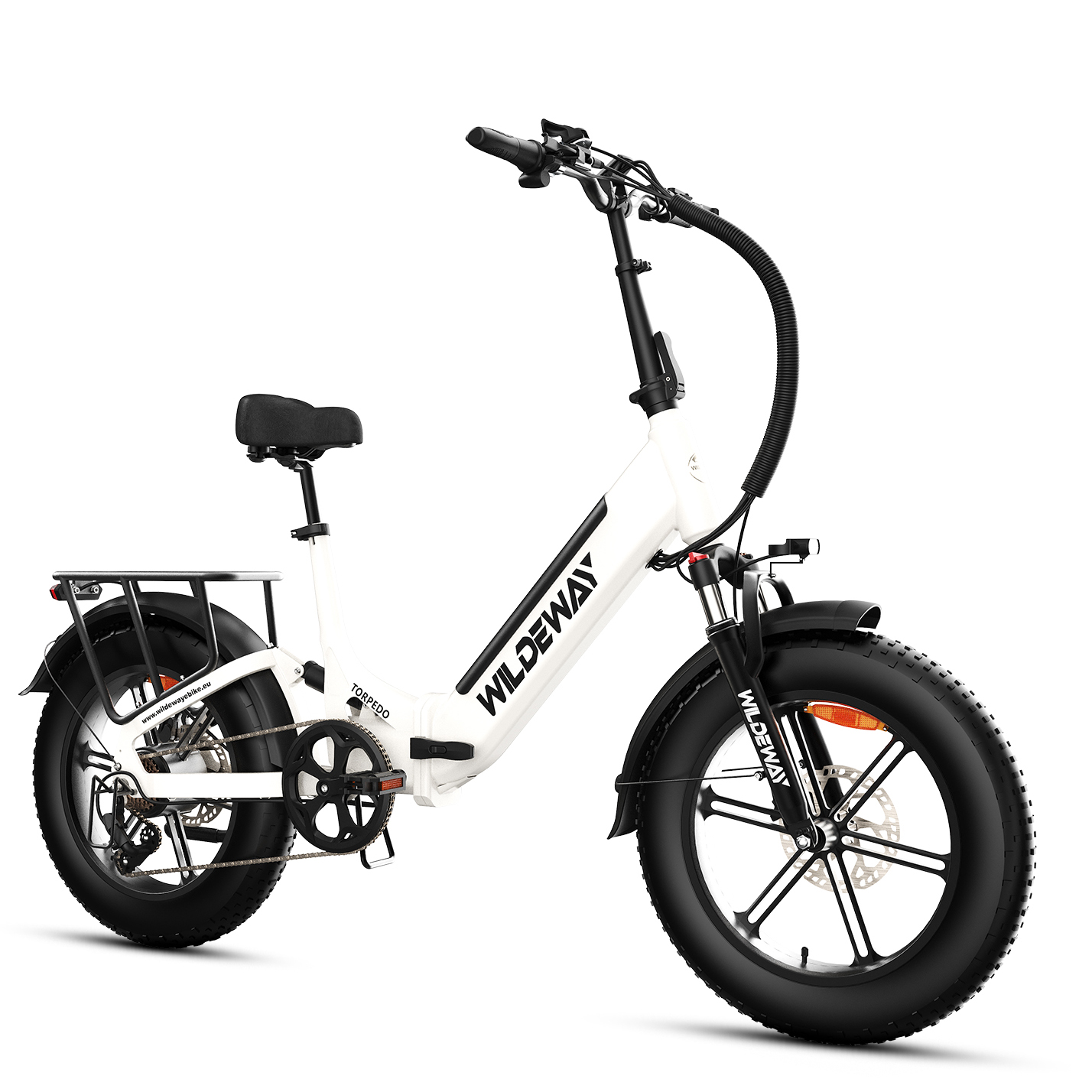 Una bici elettrica bianca con pneumatici e parafanghi neri, sella nera e portapacchi posteriore.