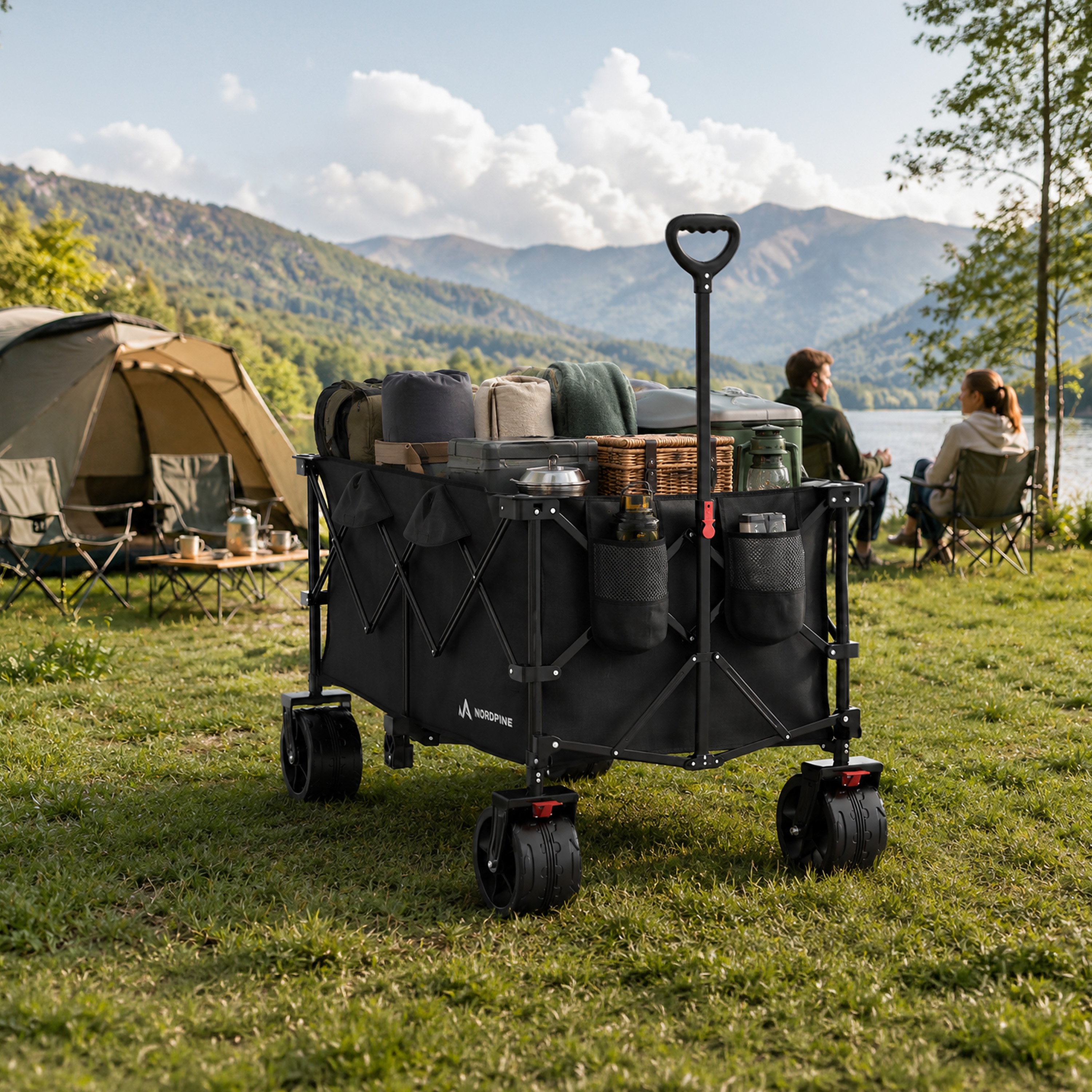 Schwarzer Bollerwagen mit Campingausrüstung, Zelt und See im Hintergrund.
