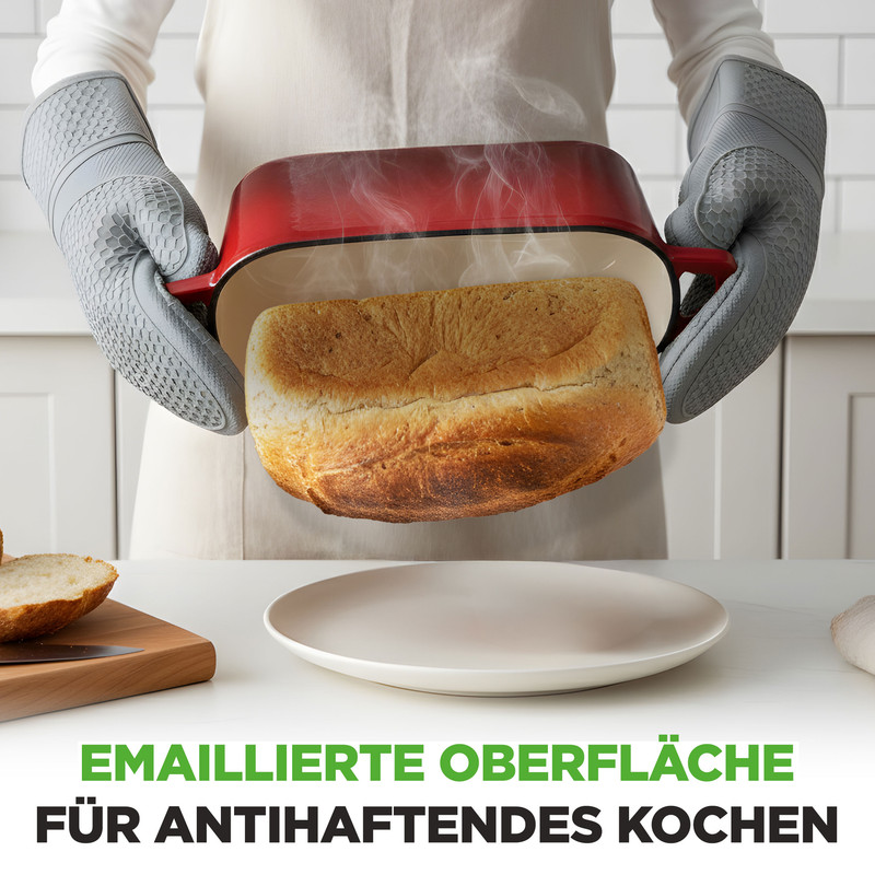 Hände in grauen Topfhandschuhen holen ein goldbraunes Brot aus einer roten Auflaufform.