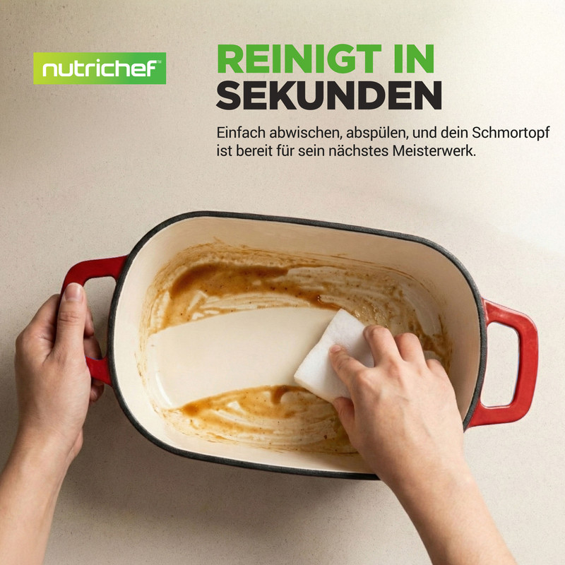 Person reinigt roten Schmortopf mit einem weißen Schwamm.