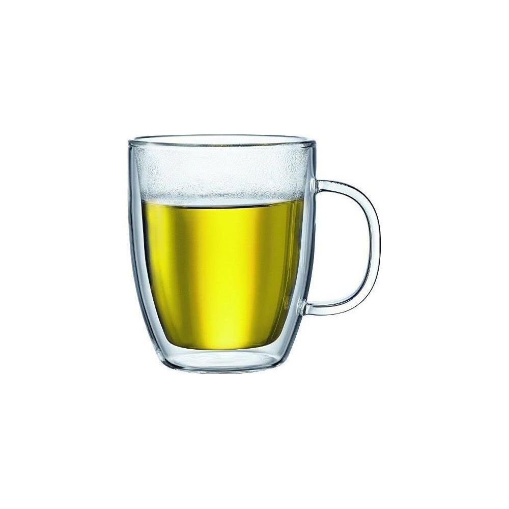 Doppelwandige Glastasse mit gelbem Getränk und Henkel, freigestellt.