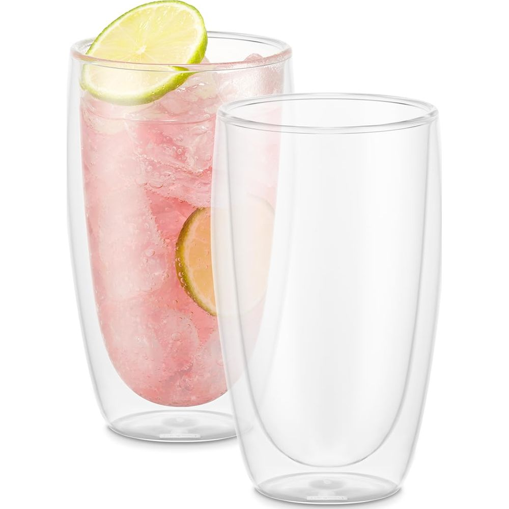 Zwei doppelwandige Gläser, eines gefüllt mit rosa Getränk, Eis und Limette.