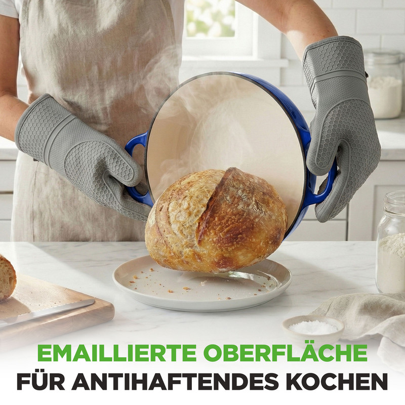 Eine Person in Handschuhen holt ein Brot aus einem Topf.