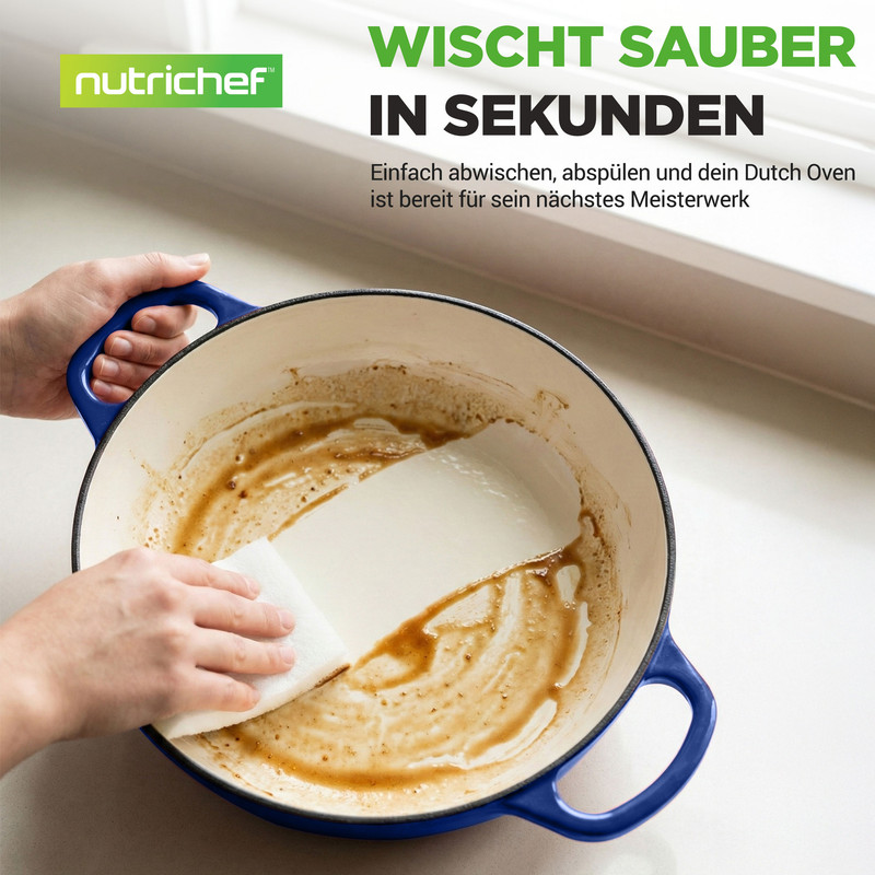 Eine Hand wischt einen schmutzigen blauen Topf mit einem weißen Tuch sauber.