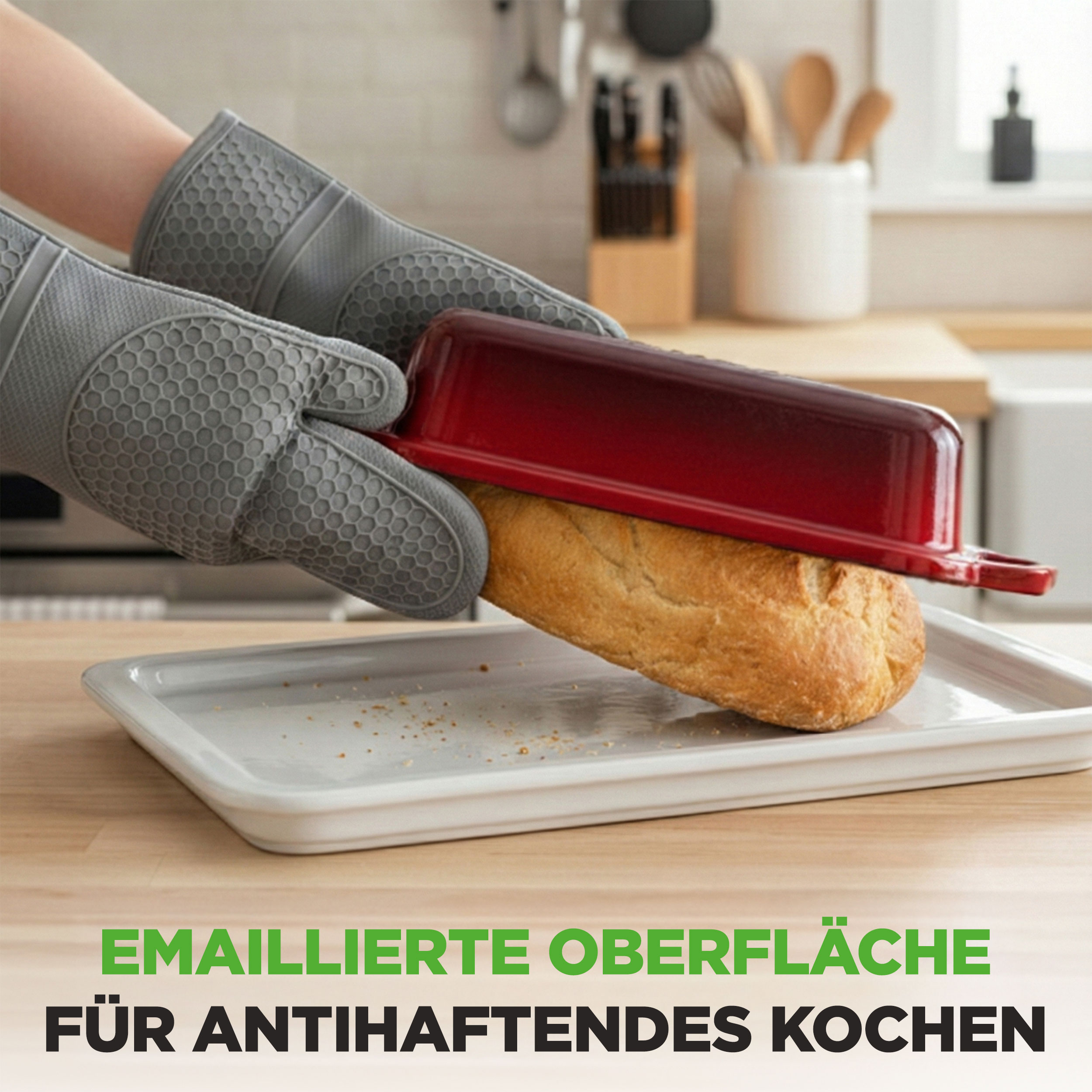 Graue Ofenhandschuhe halten eine rote Auflaufform mit einem Laib Brot.
