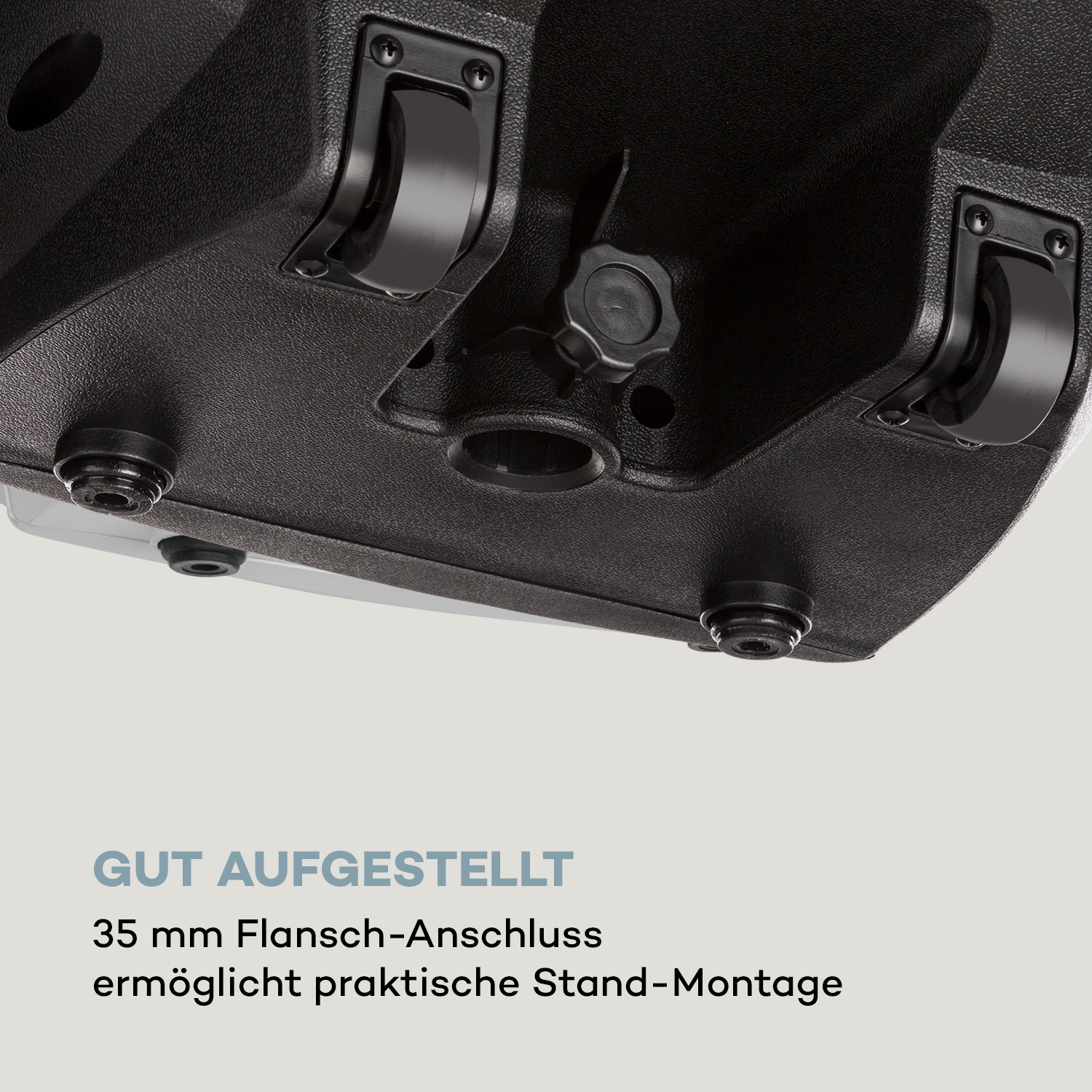 Unterseite eines schwarzen Lautsprechers mit Rädern und einem Flanschanschluss.