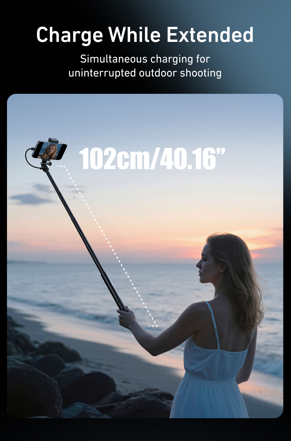 Frau am Strand mit Selfie-Stick, der bis zu 102 cm ausziehbar ist.
