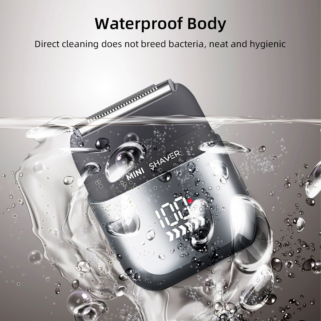 Ein kleiner, grauer Rasierer mit digitaler Anzeige taucht in Wasser ein.