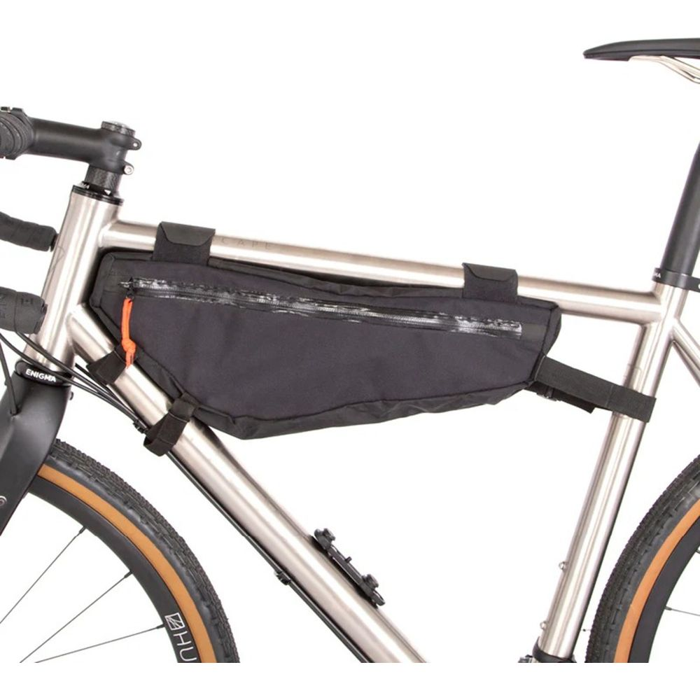 Schwarze Rahmentasche an einem silbernen Fahrrad, mit Reißverschluss und Klettverschlüssen.