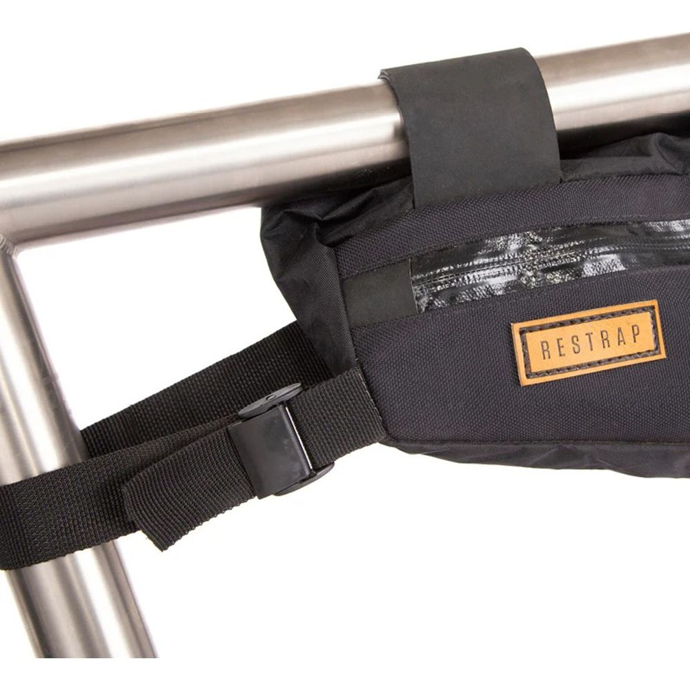 Schwarze Fahrradtasche mit braunem Logo auf Metallrahmen befestigt.