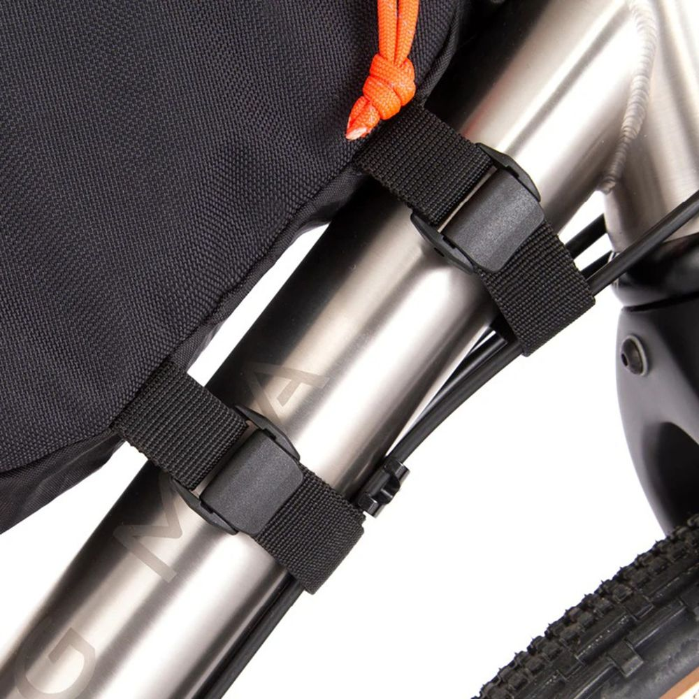 Schwarze Fahrradtasche, die mit Klettbändern an einem silbernen Rahmen befestigt ist.