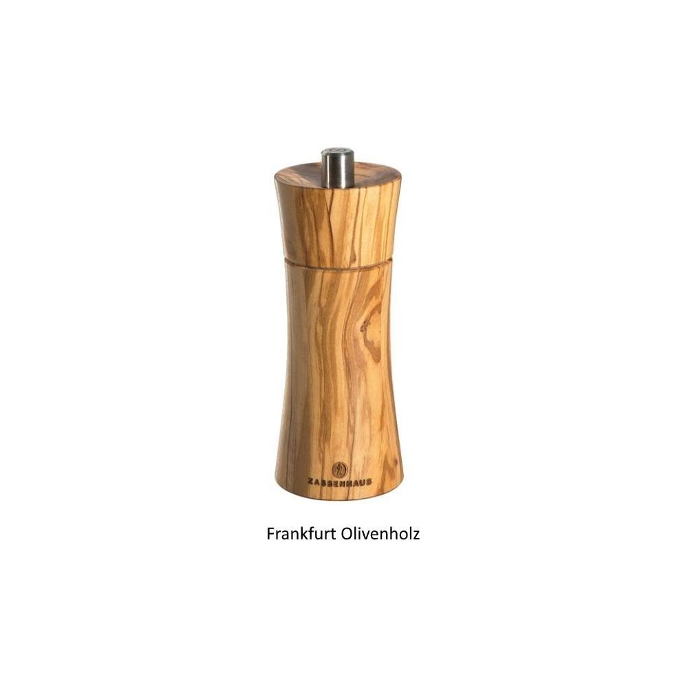 Eine hölzerne Pfeffermühle mit Metallknopf steht auf weißem Grund.