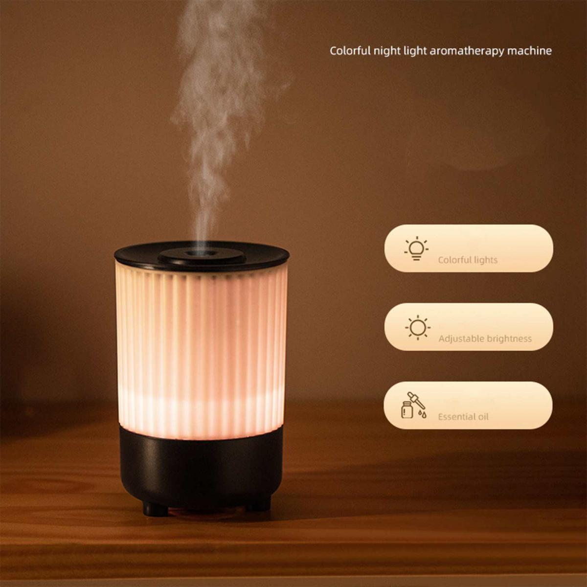 Ein aromatischer Vernebler mit farbigen Lichtern und Nebel sprüht.