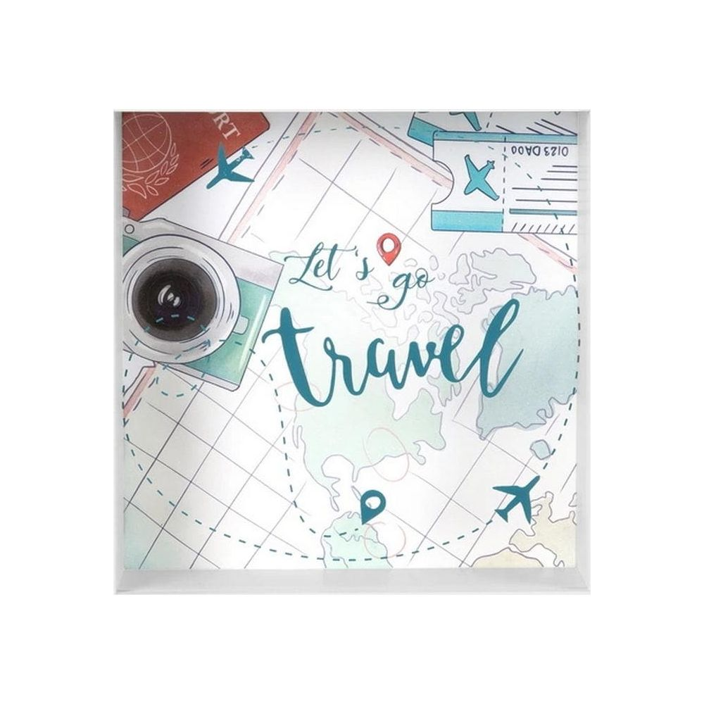 Eine Kamera, ein Reisepass, Flugzeuge und eine Karte mit der Aufschrift 'Let's go travel'.