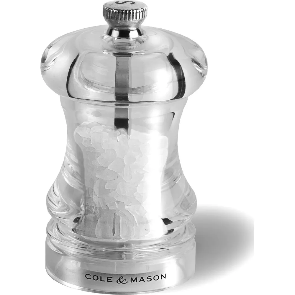 Eine klare Glas-Salzmühle mit groben Salzkristallen und silbernem Oberteil.