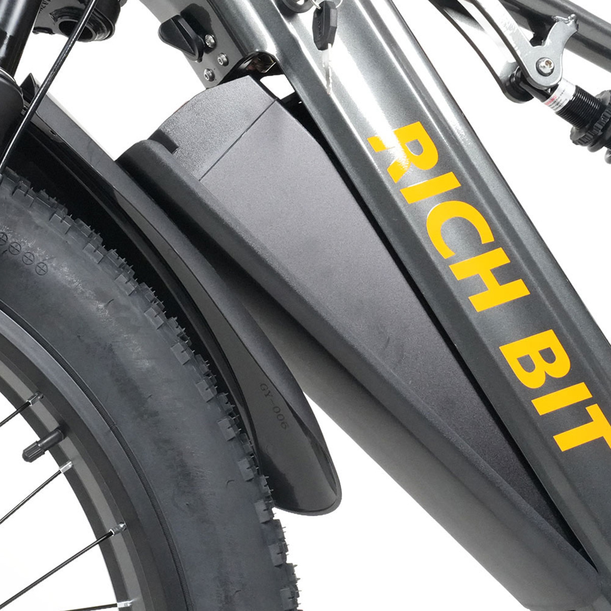 Detailansicht eines grauen Fahrradrahmens mit gelbem Schriftzug 'RICH BIT'.