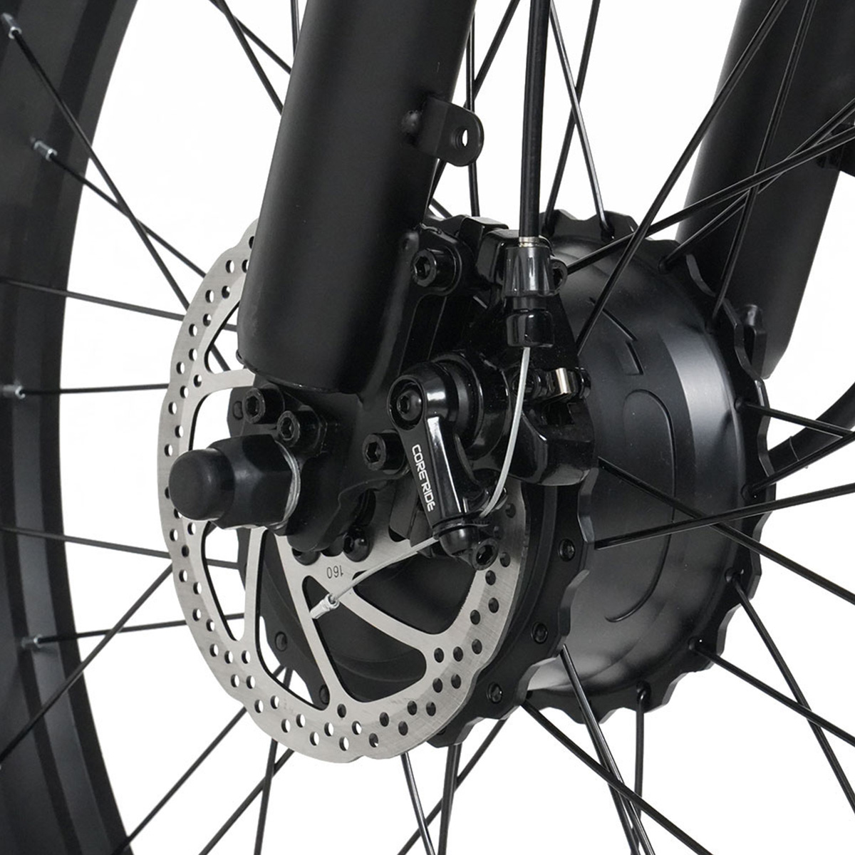 Nahaufnahme des Fahrradnabenmotors mit Scheibenbremse und Gabel. Schwarze Speichen im Fokus.