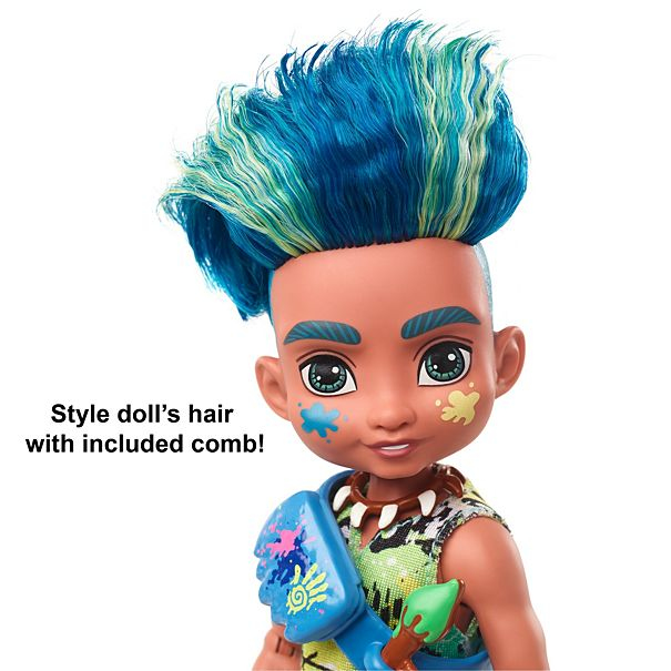 Eine Puppe mit blauen und grünen stacheligen Haaren, Gesichtsbemalung und Stammeskleidung.