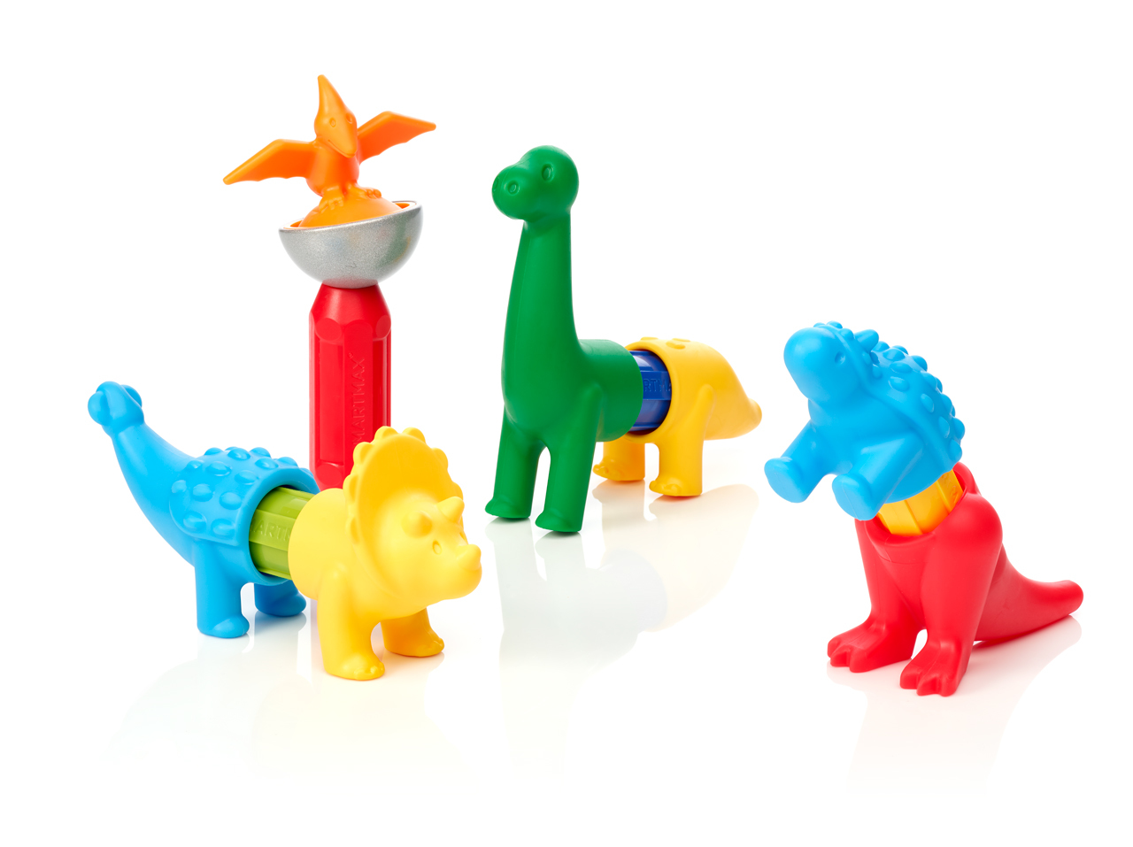 Juguetes de dinosaurios de plástico coloridos con partes entrelazadas sobre fondo blanco.