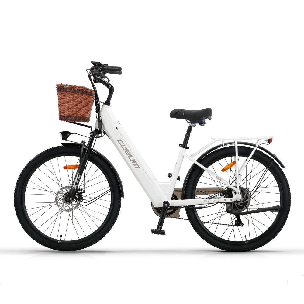 Weißes E-Bike mit Korb vorne, schwarzen Reifen und Gepäckträger hinten.