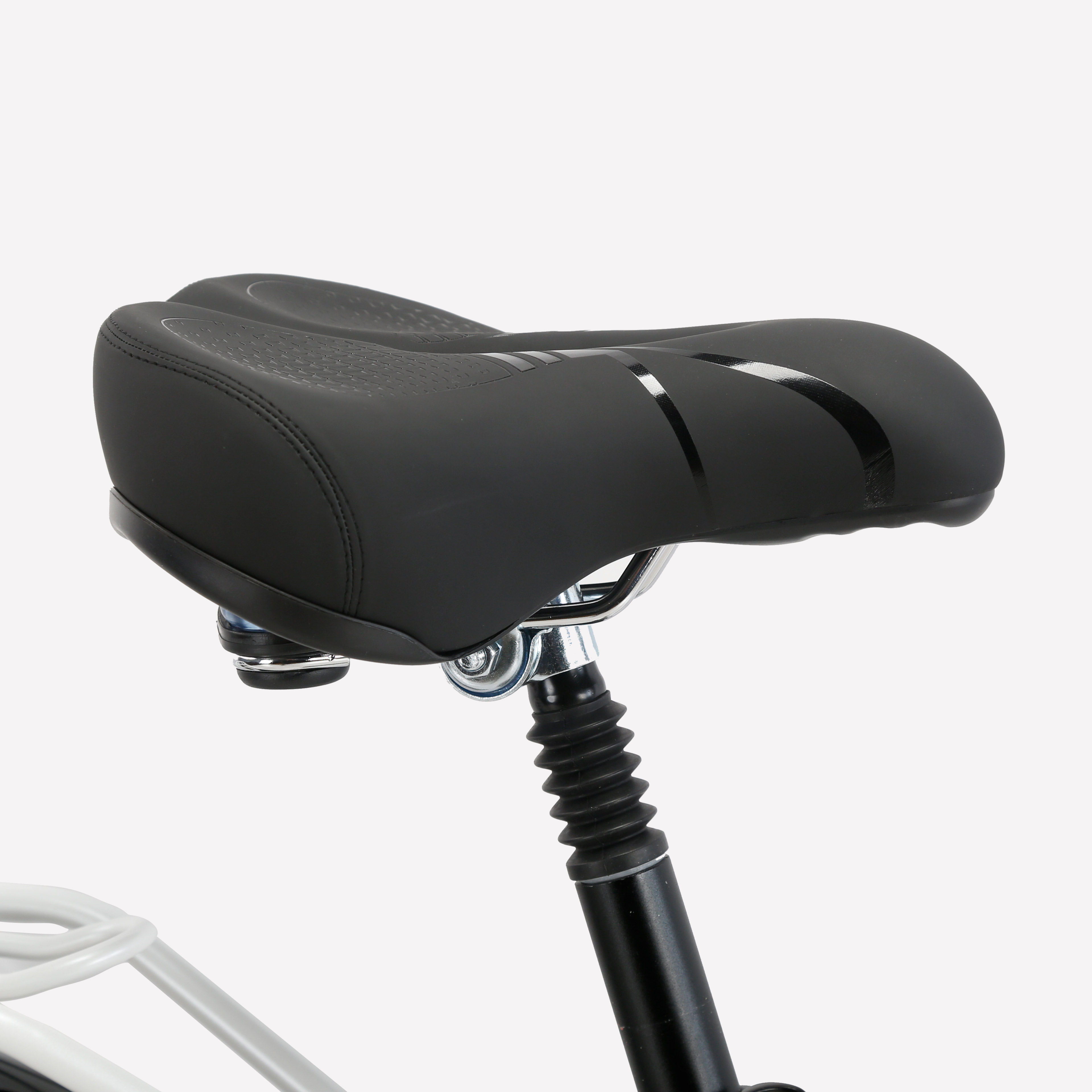 Schwarzer Fahrradsattel mit Federung auf hellem Hintergrund.