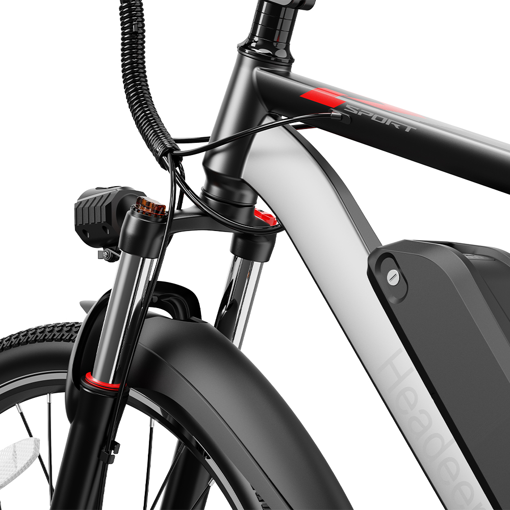 Primo piano del telaio nero di una e-bike con pacco batteria argentato e striscia rossa.