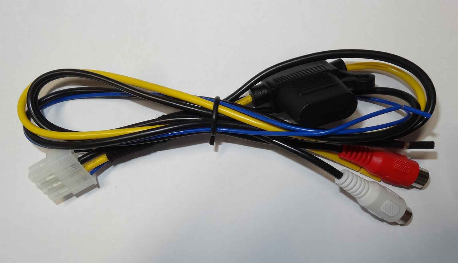 Un cablaggio con fili gialli, blu e neri, un connettore bianco e spine RCA.