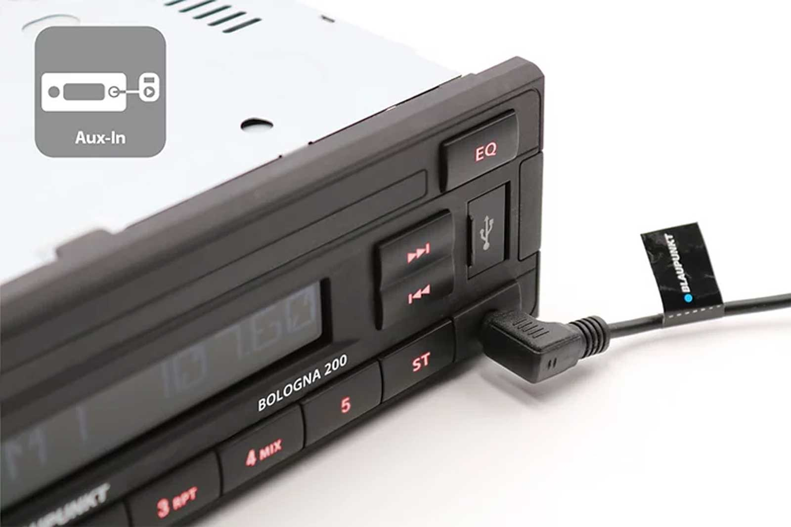Ein Blaupunkt Autoradio mit Aux-In-Anschluss und eingestecktem Kabel.