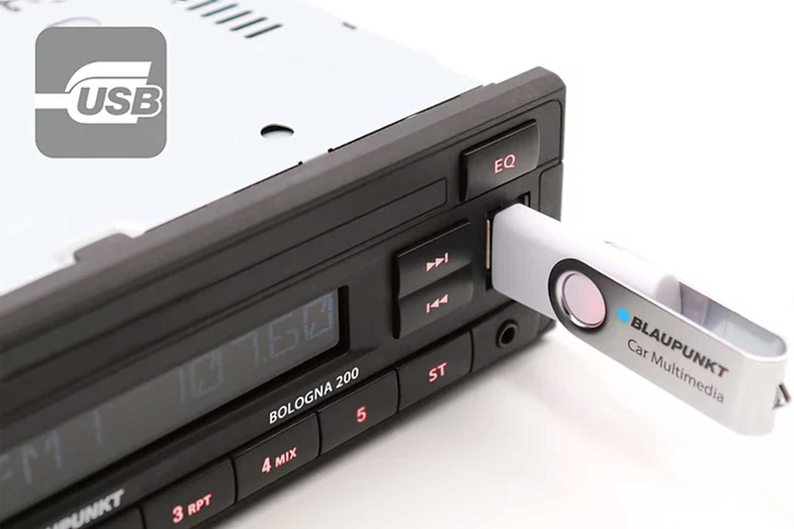 Ein Blaupunkt Auto-Multimedia-USB-Stick ist in ein Autoradio gesteckt.