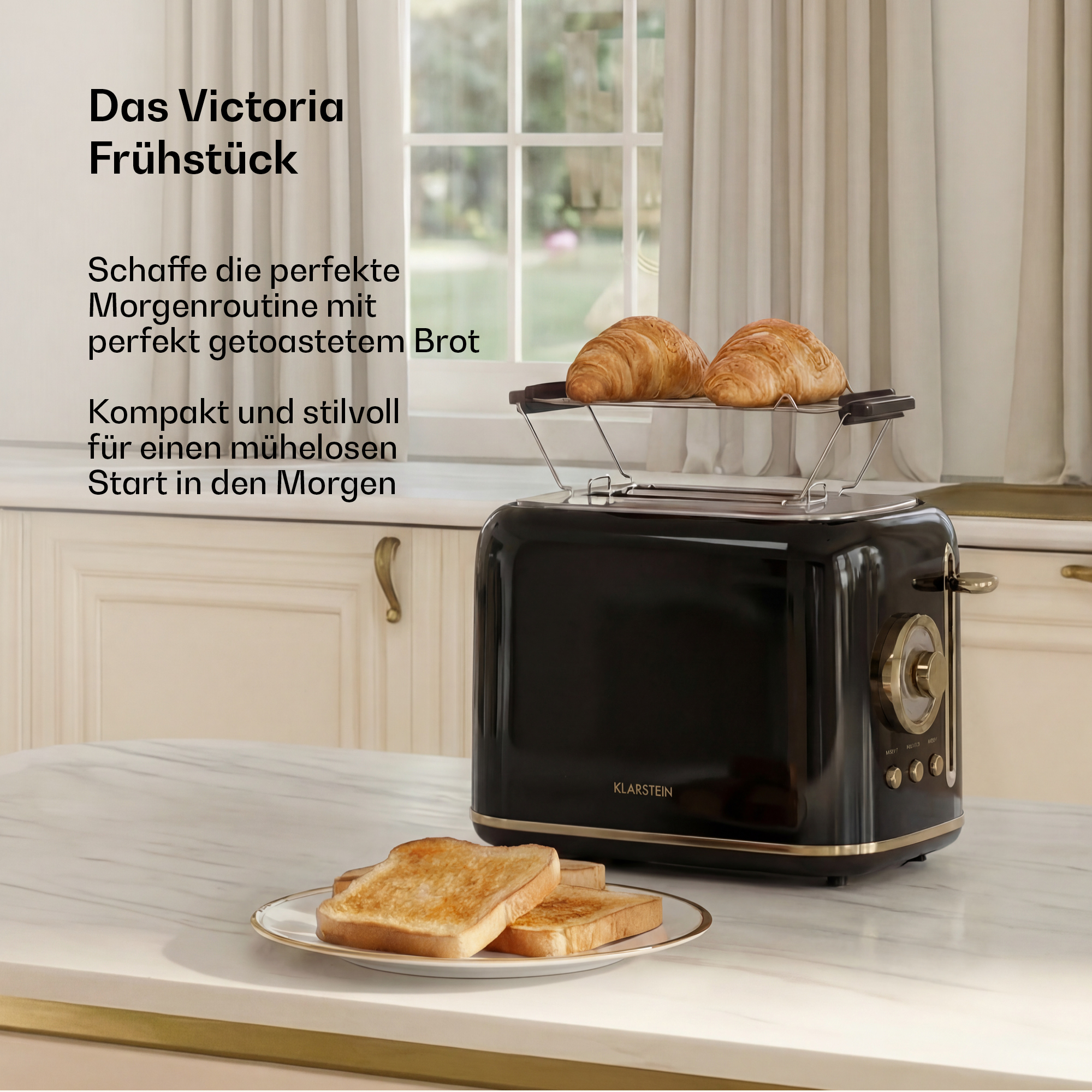 Ein schwarzer Toaster mit goldenen Akzenten steht auf einem Marmortisch. Toast und Croissants sind zu sehen.