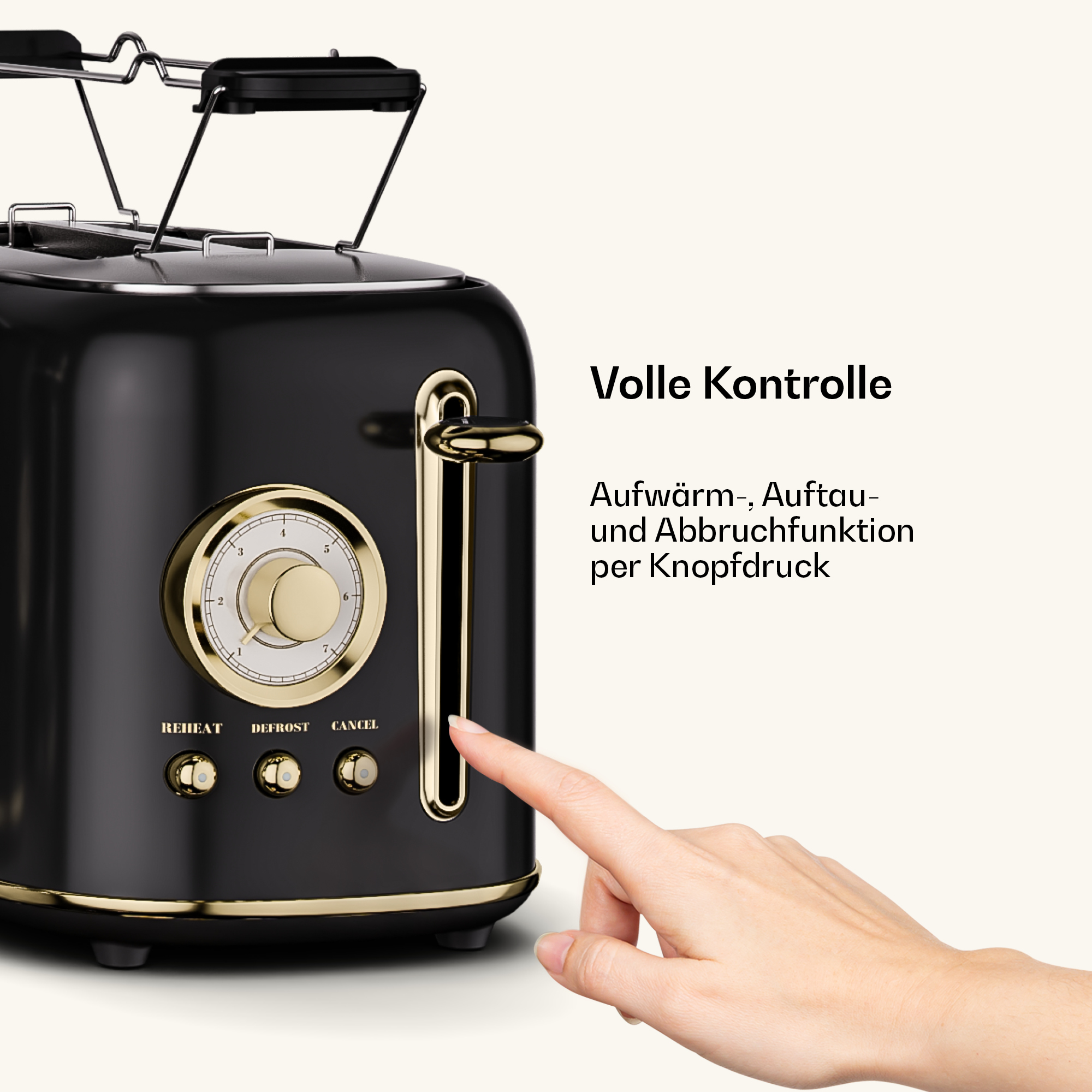 Schwarzer Toaster mit goldener Zierleiste, Regler und Hand, die den Hebel drückt.