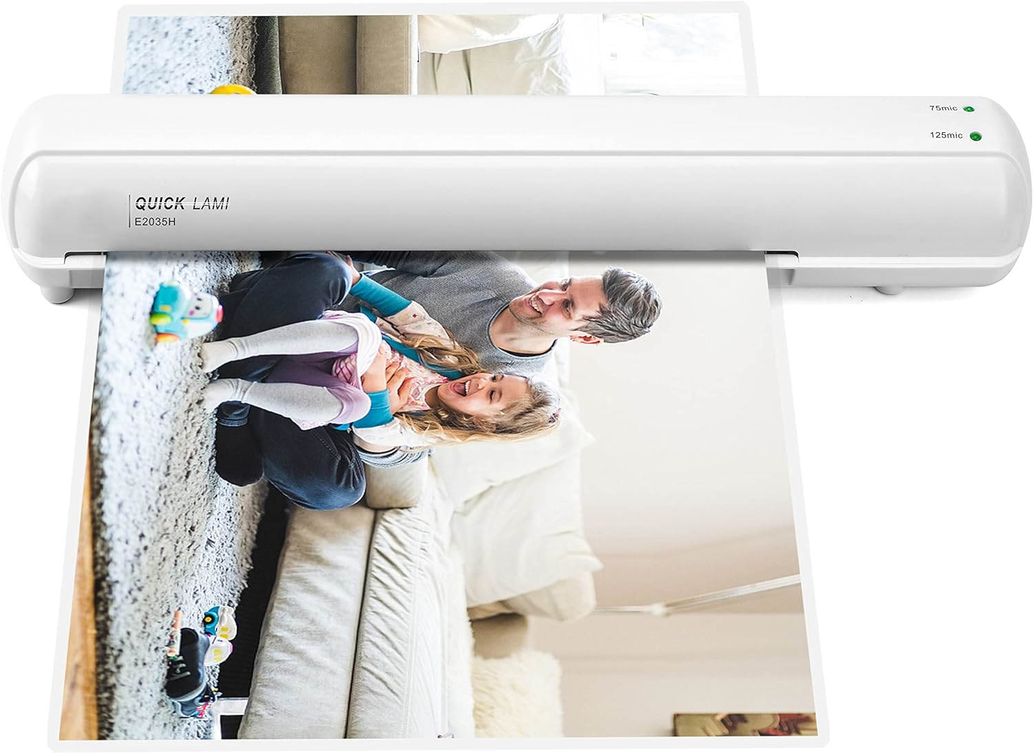 Ein weißer Laminator laminiert ein Foto eines lachenden Vaters und Kindes auf einem Sofa.