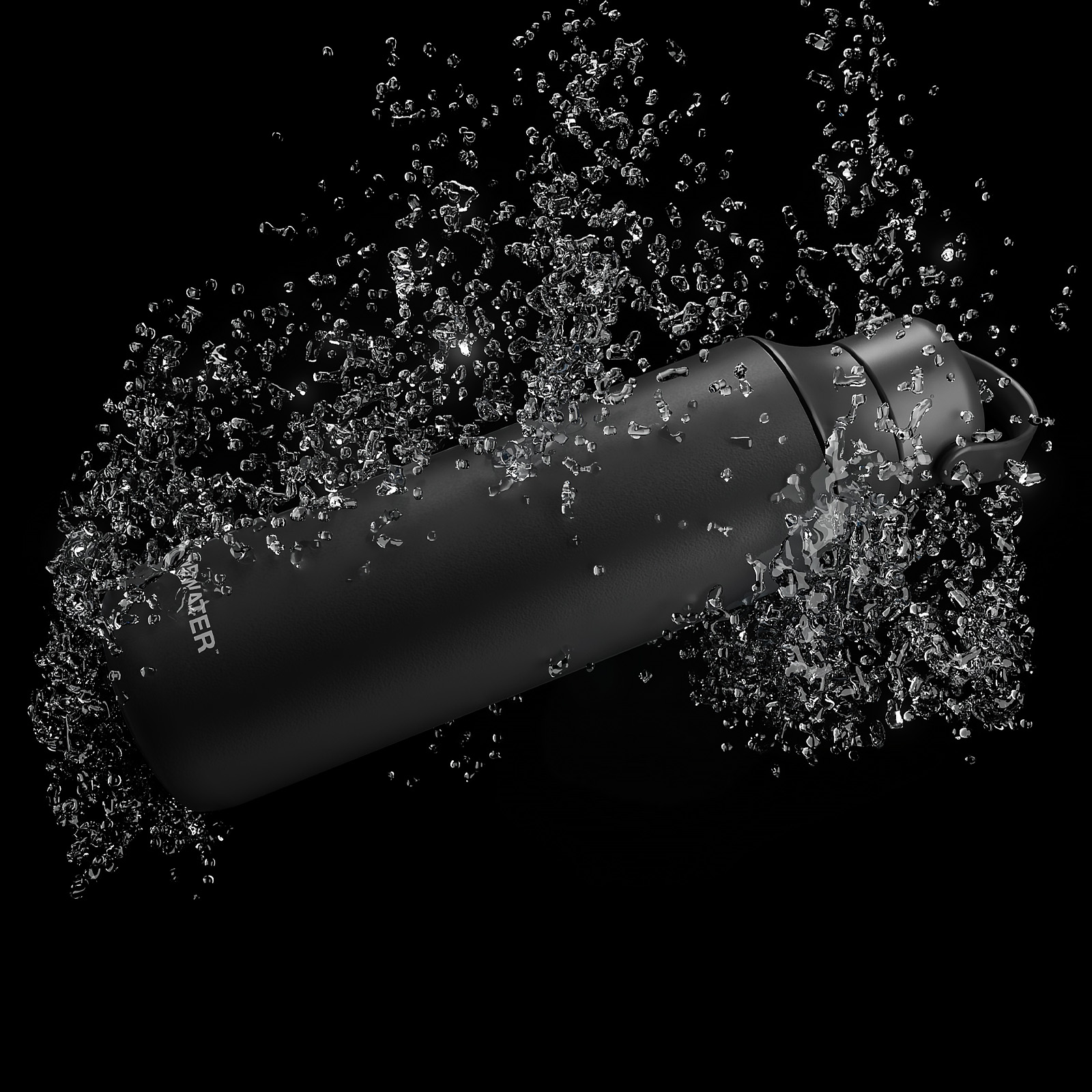 Botella de agua negra con salpicaduras de agua sobre fondo negro.