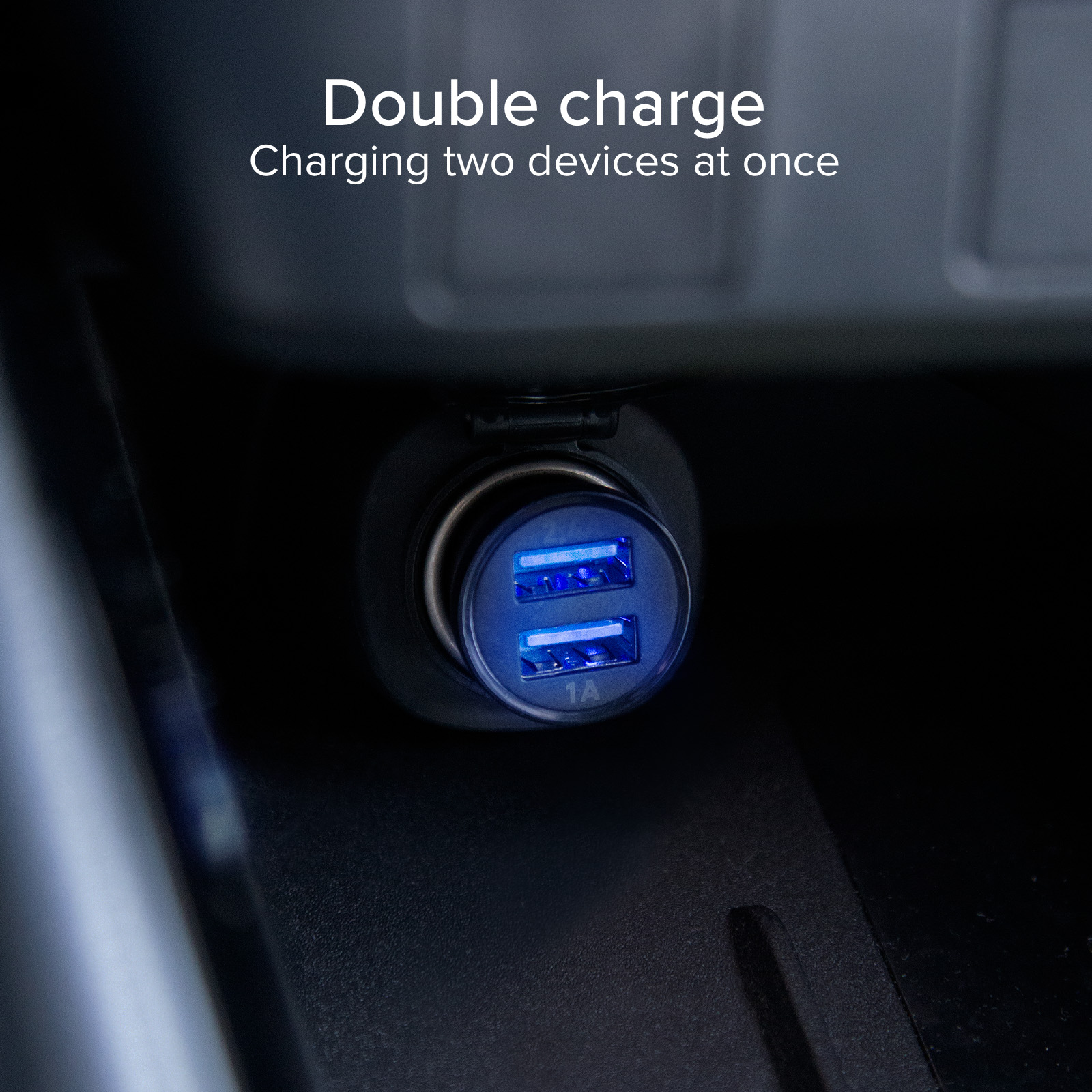 Un adattatore accendisigari per auto nero con due porte USB blu luminose.
