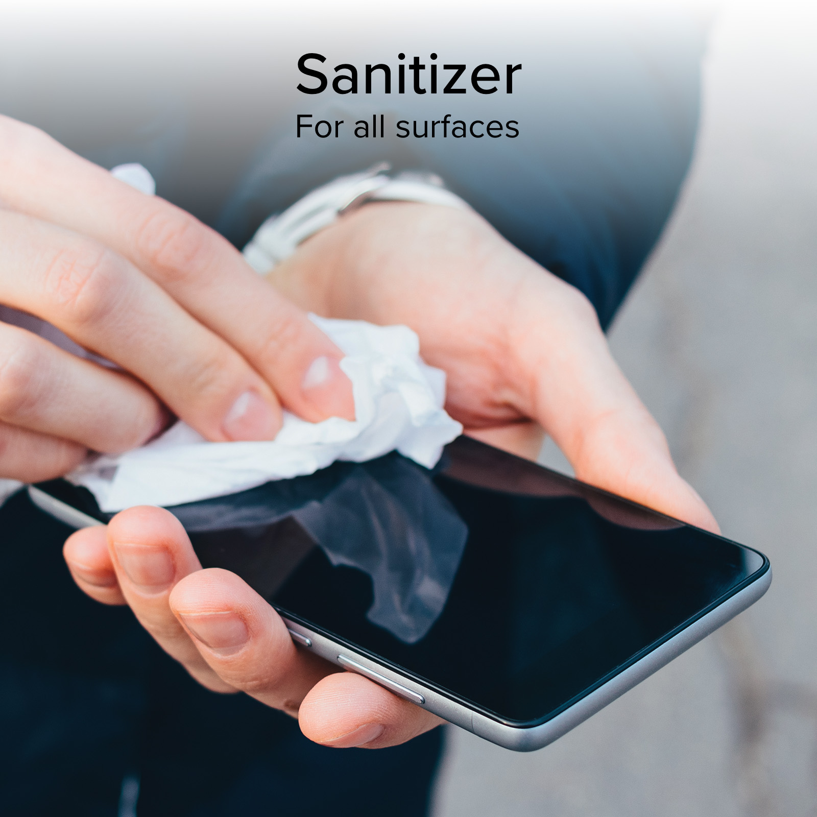 Una mano pulisce uno smartphone con un panno.