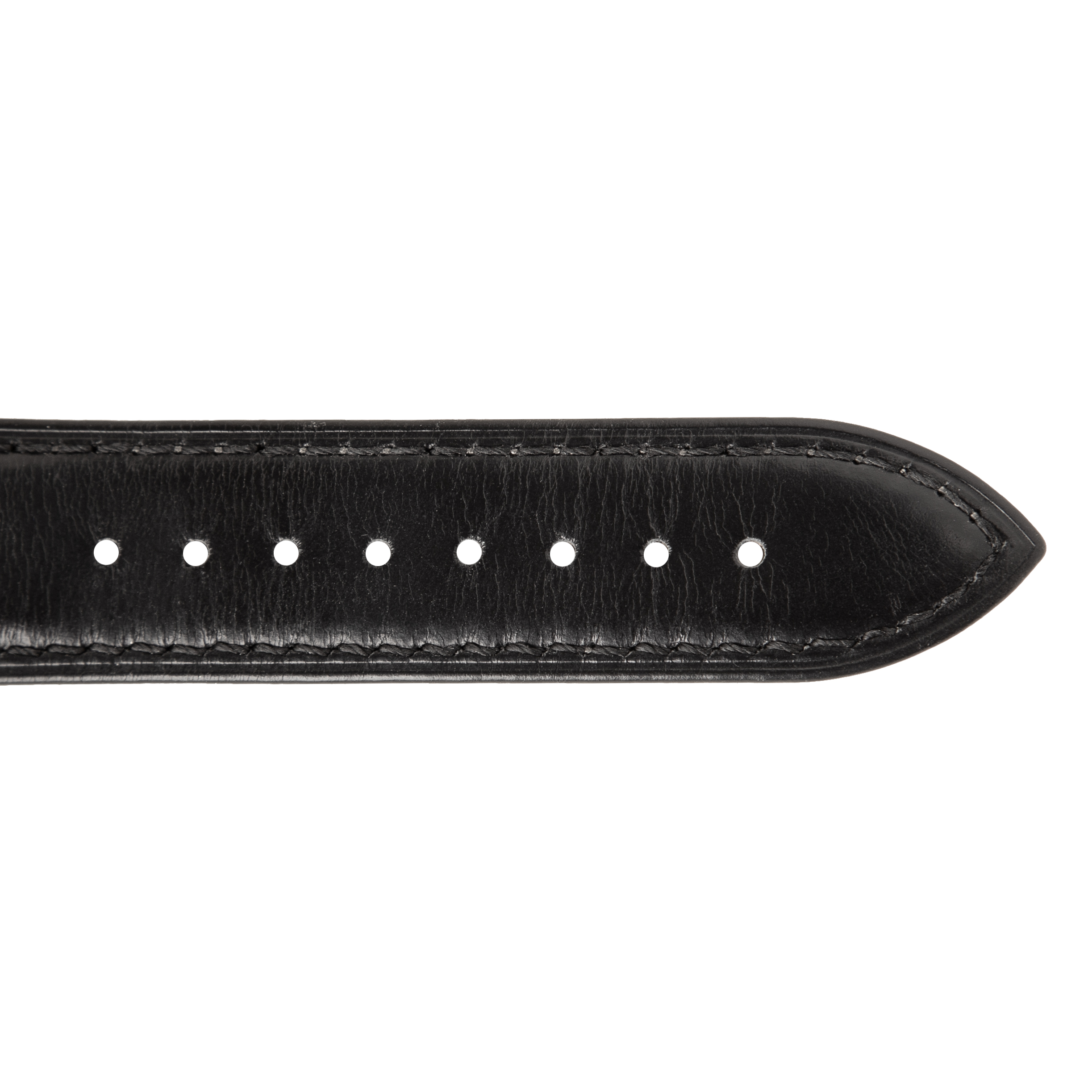Cinturino in pelle nera con cuciture e quattro fori su sfondo bianco.