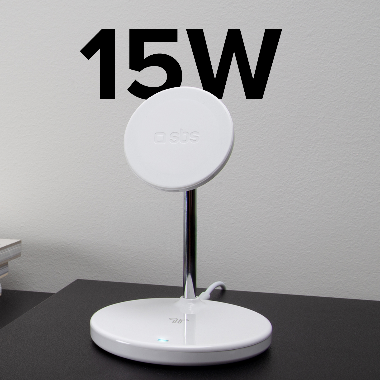 Un cargador blanco con "15W" impreso en una pared.