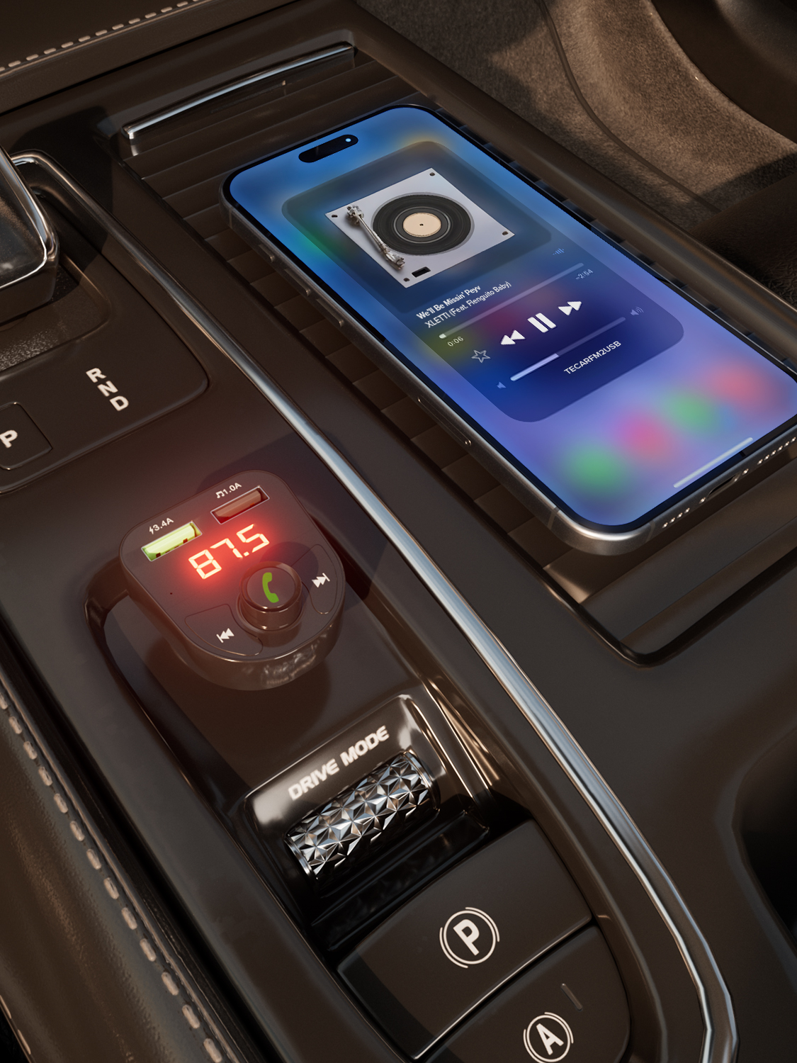 Autoinnenraum: Telefon spielt Musik, FM-Sender und Fahrmodus-Wähler.