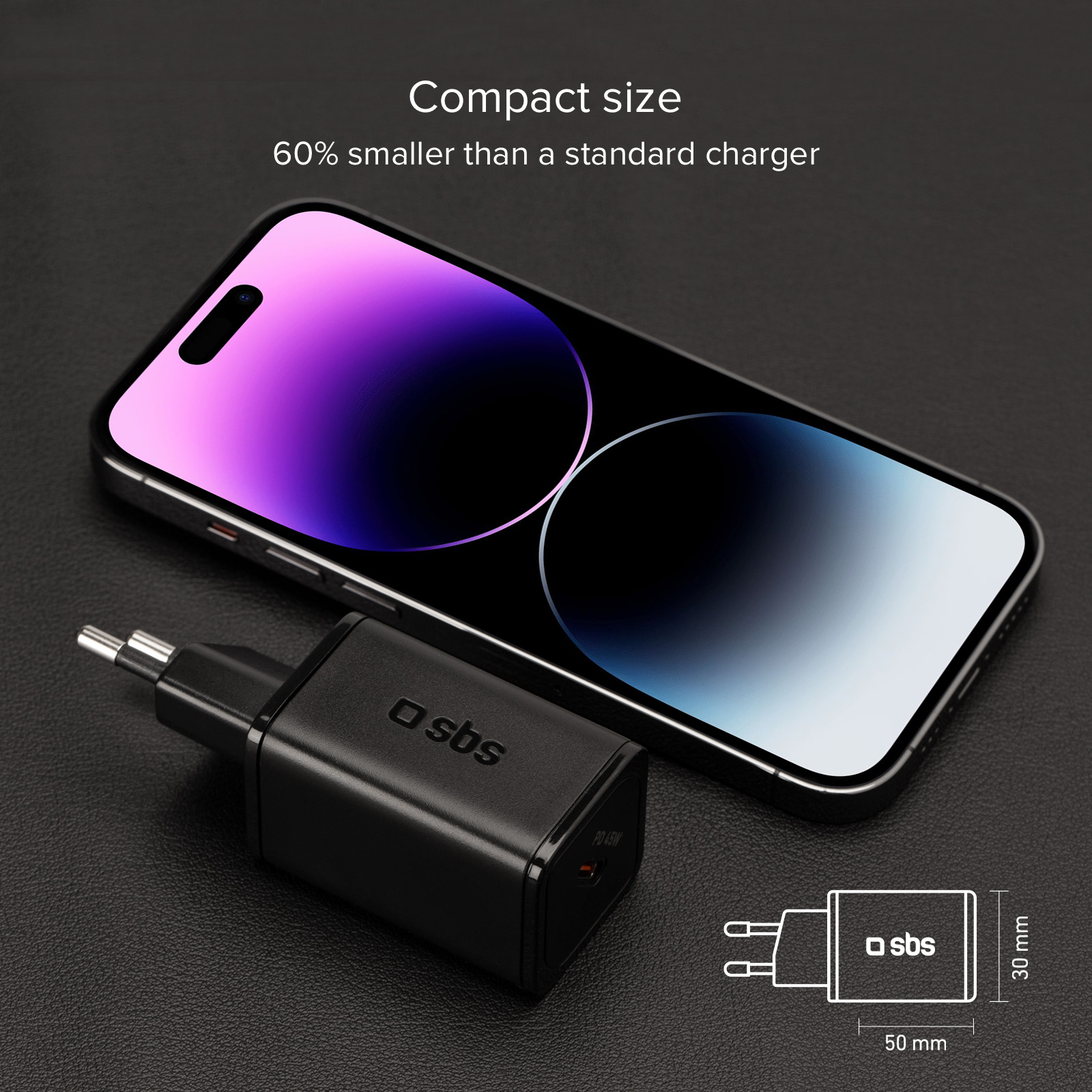 Un caricabatterie nero compatto accanto a uno smartphone con schermo viola.