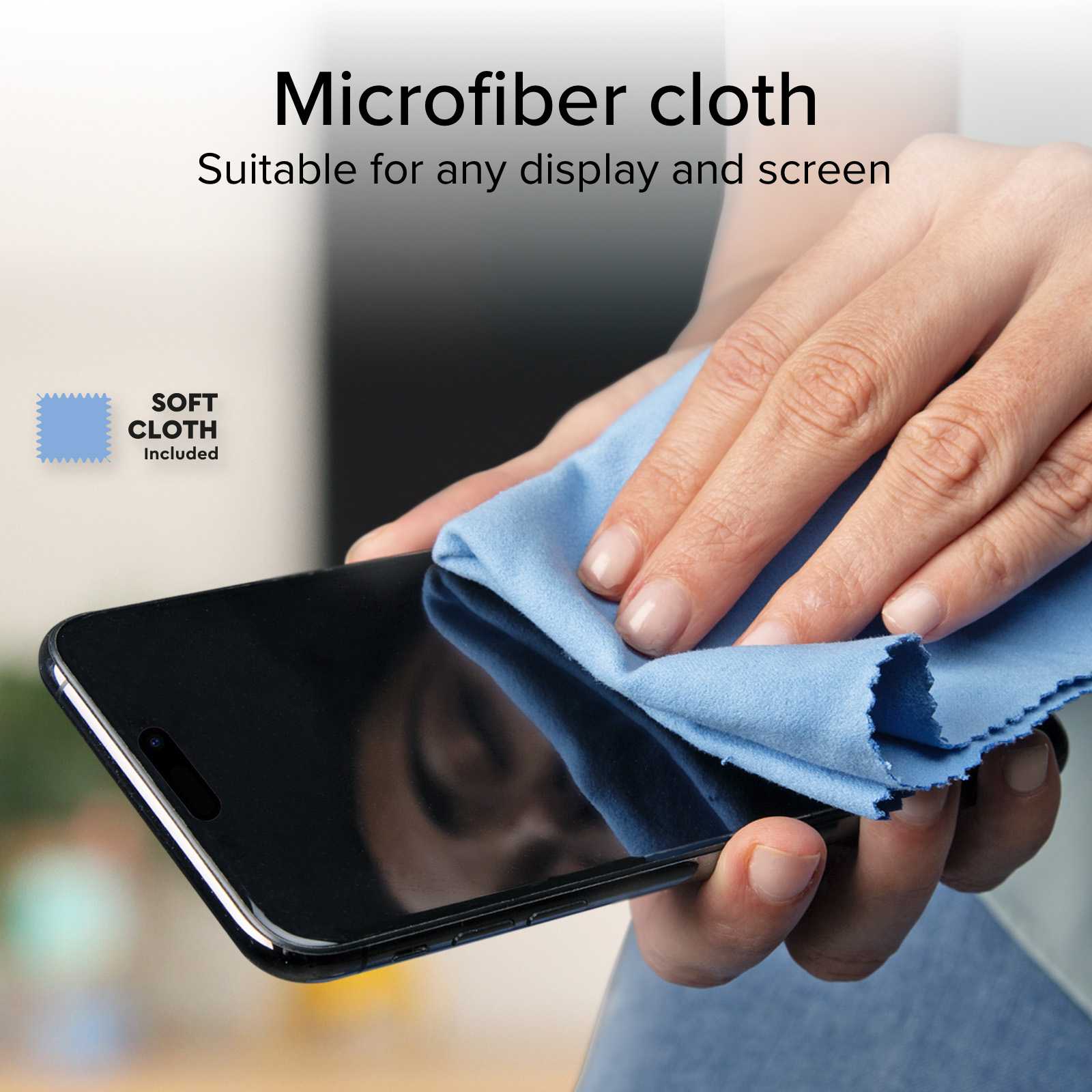 Persona pulisce schermo smartphone con panno microfibra blu.