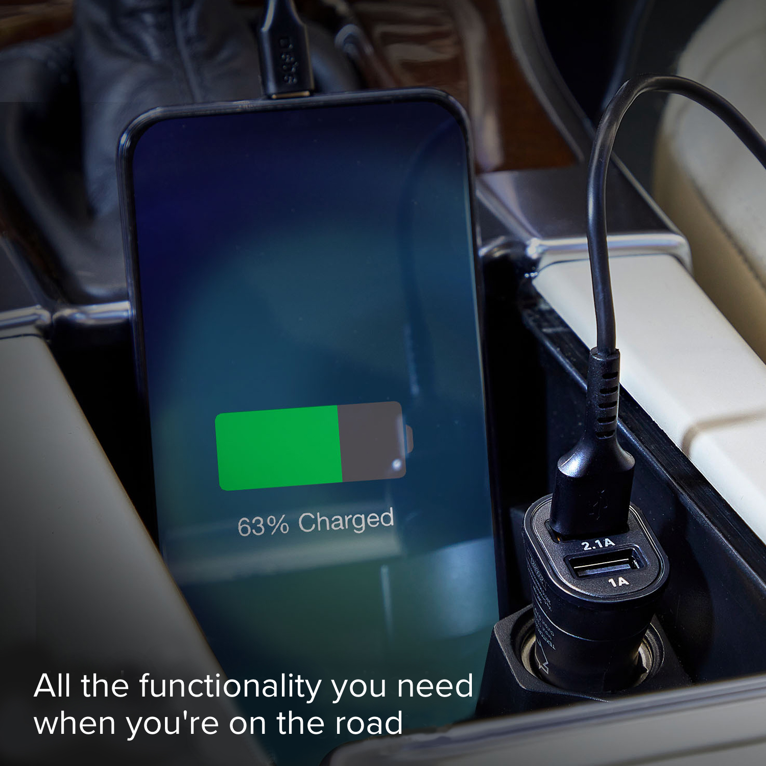 Telefono in carica in auto con batteria al 63%, caricatore USB doppio inserito.