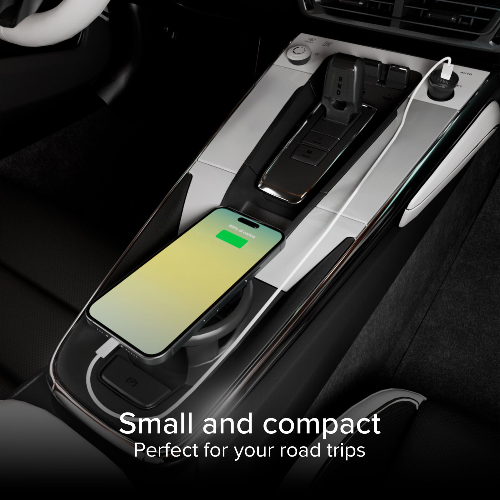 Un smartphone cargando en un coche, con texto sobre su naturaleza compacta.