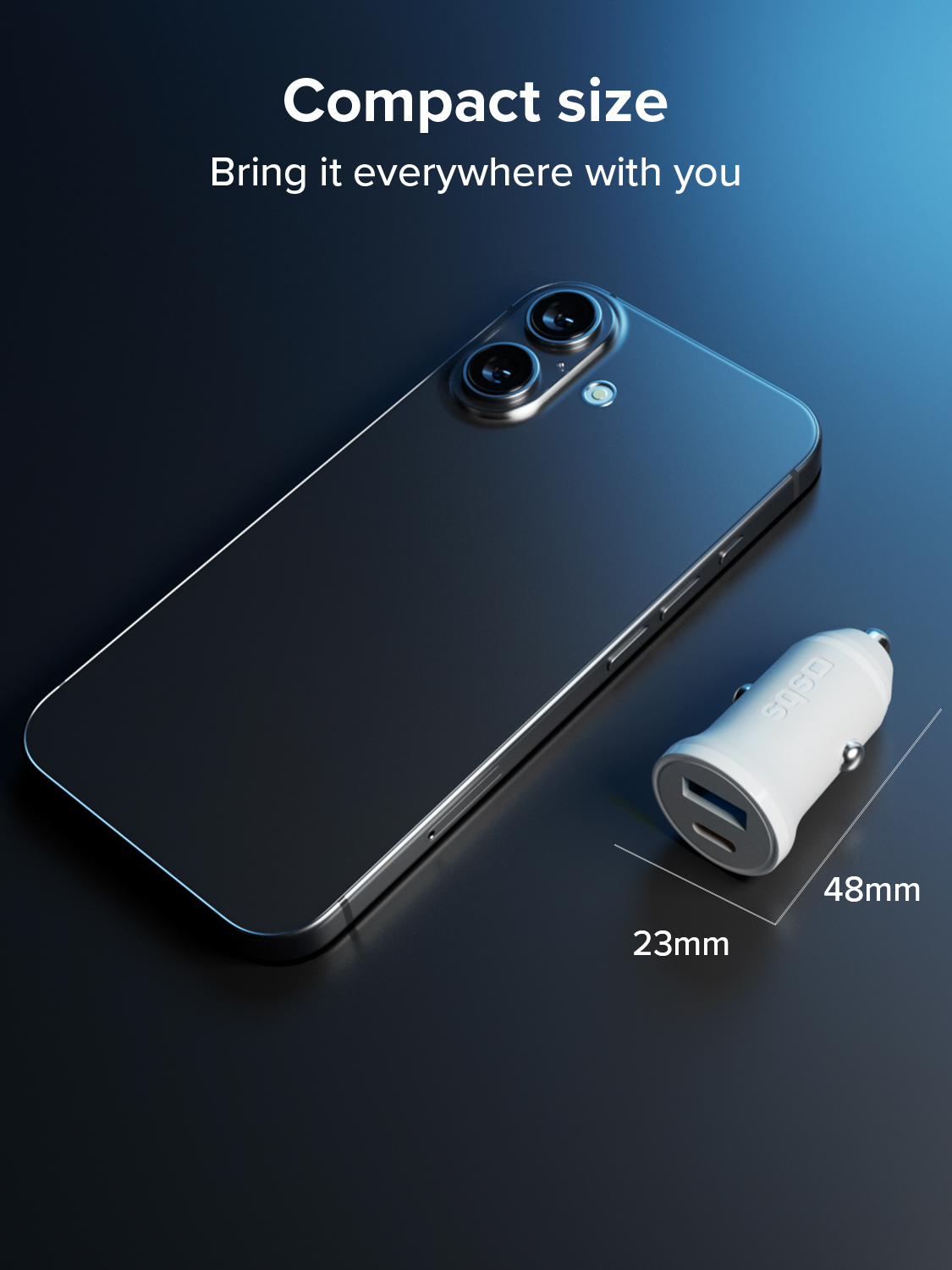 Un adattatore per auto USB bianco accanto a uno smartphone scuro. Dimensioni: 23mm x 48mm.