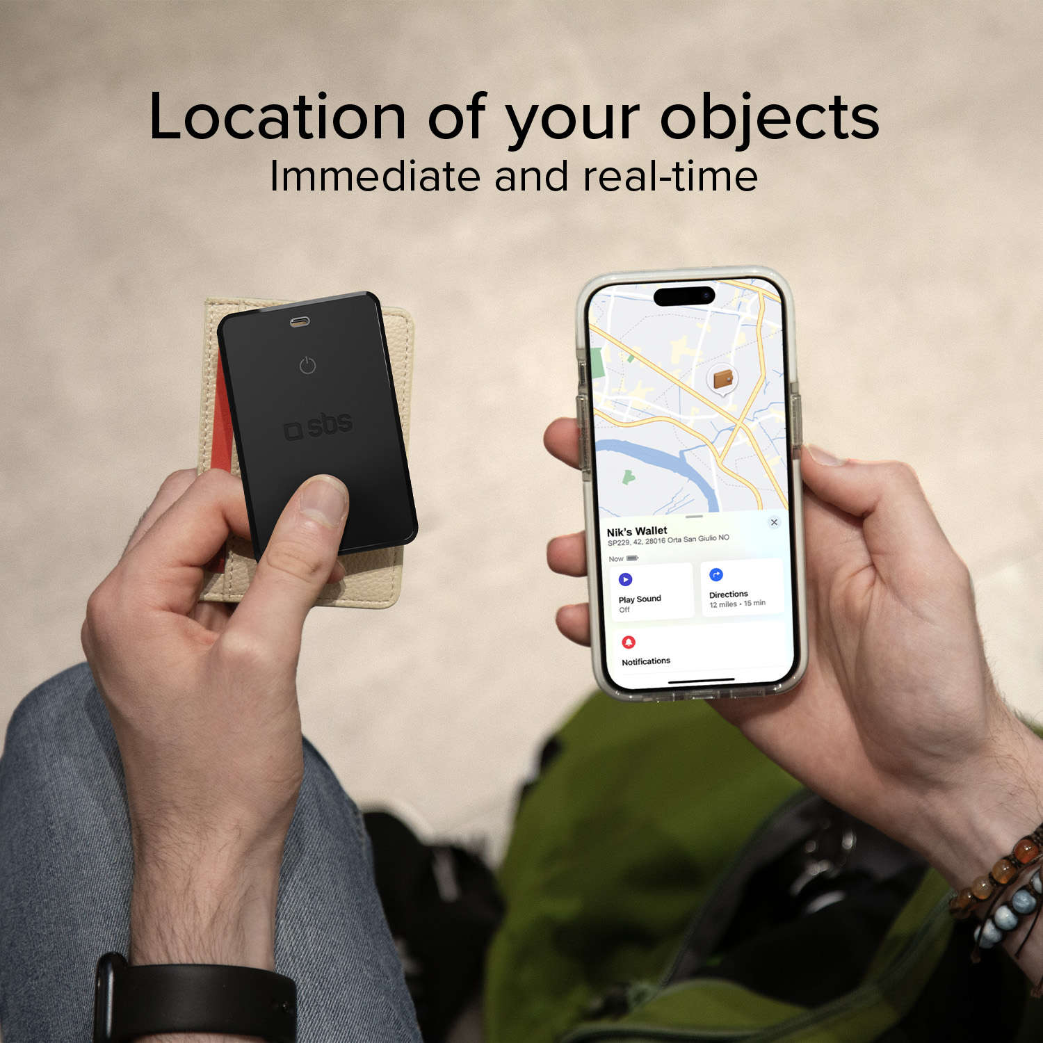 Persona sostiene un rastreador negro y un smartphone con una app de mapas.