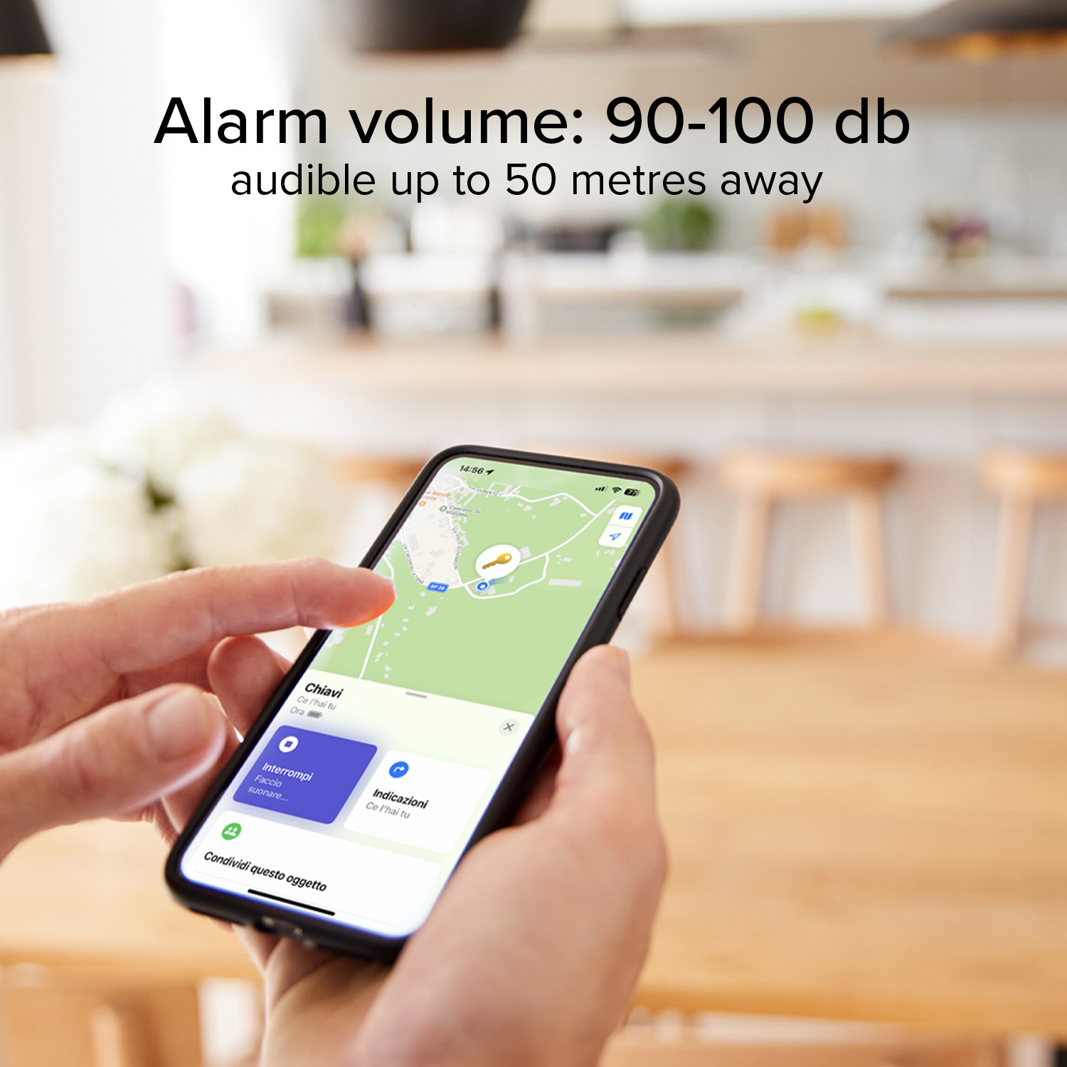Una mano sostiene un smartphone con un mapa y detalles de alarma. Texto sobre volumen de alarma.