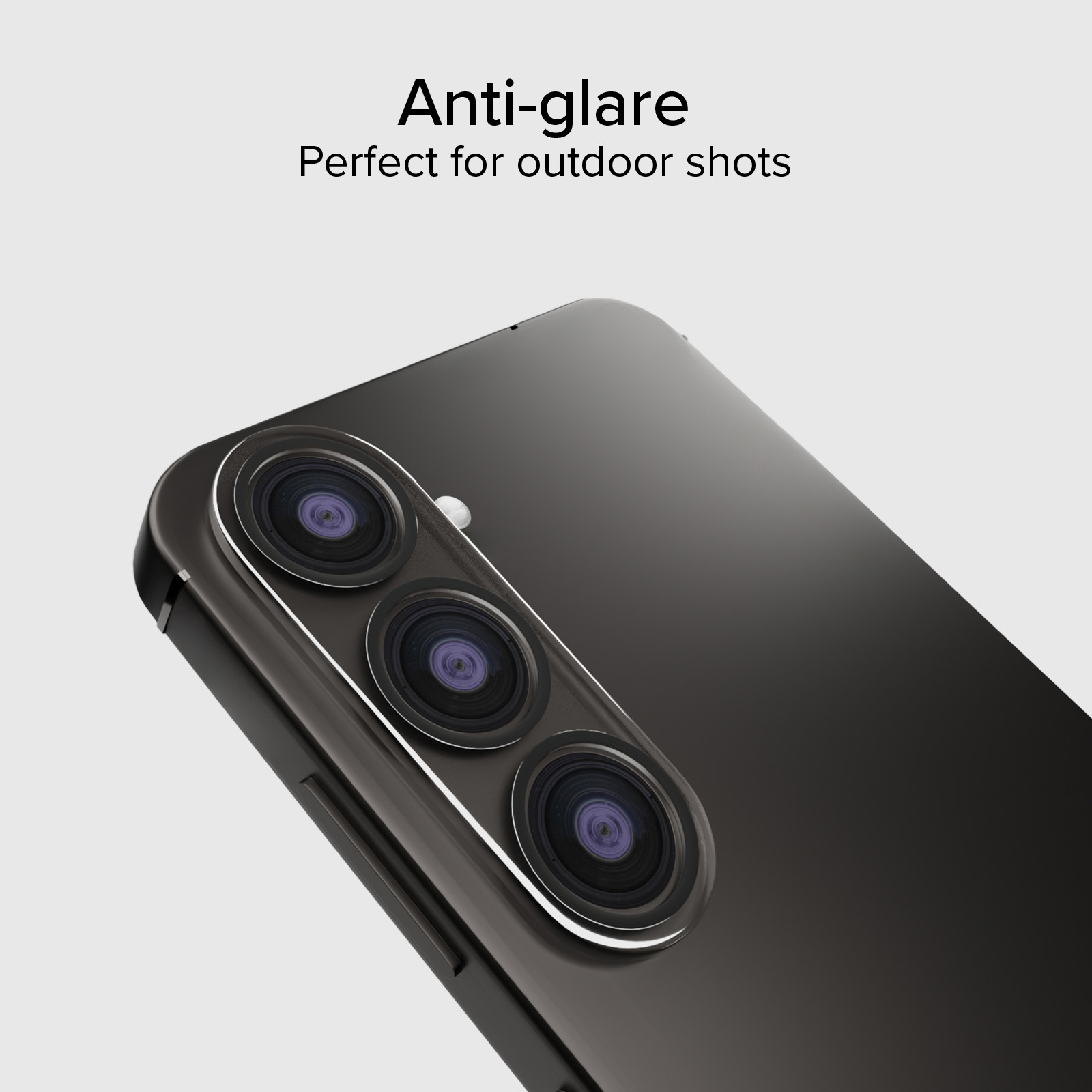 Parte trasera de un smartphone negro con tres lentes de cámara y acabado brillante.